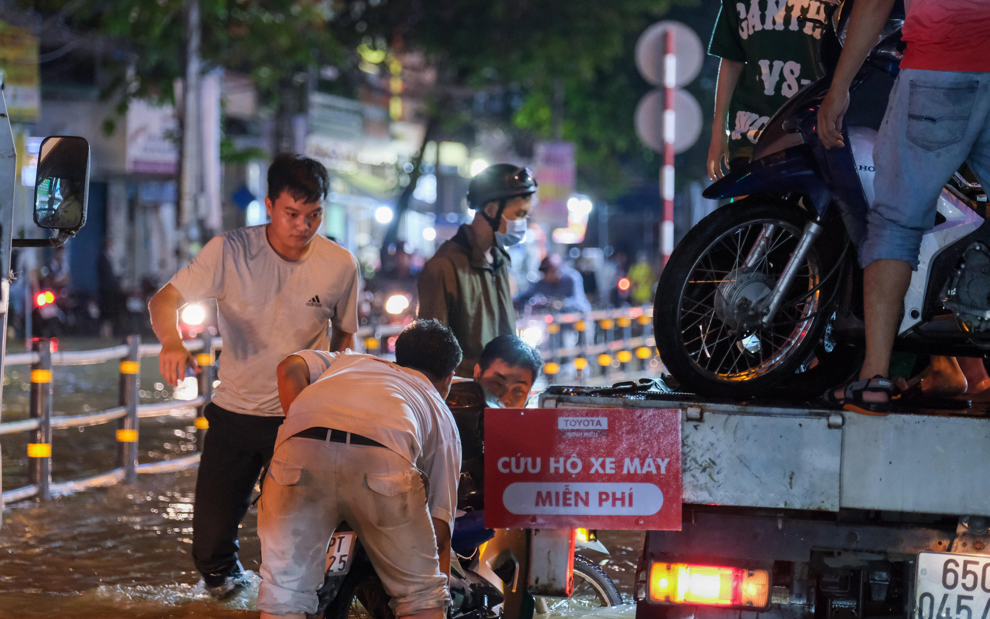 Những chuyến xe hoàn toàn phục vụ miễn phí cho tất cả người dân gặp khó trên đường.