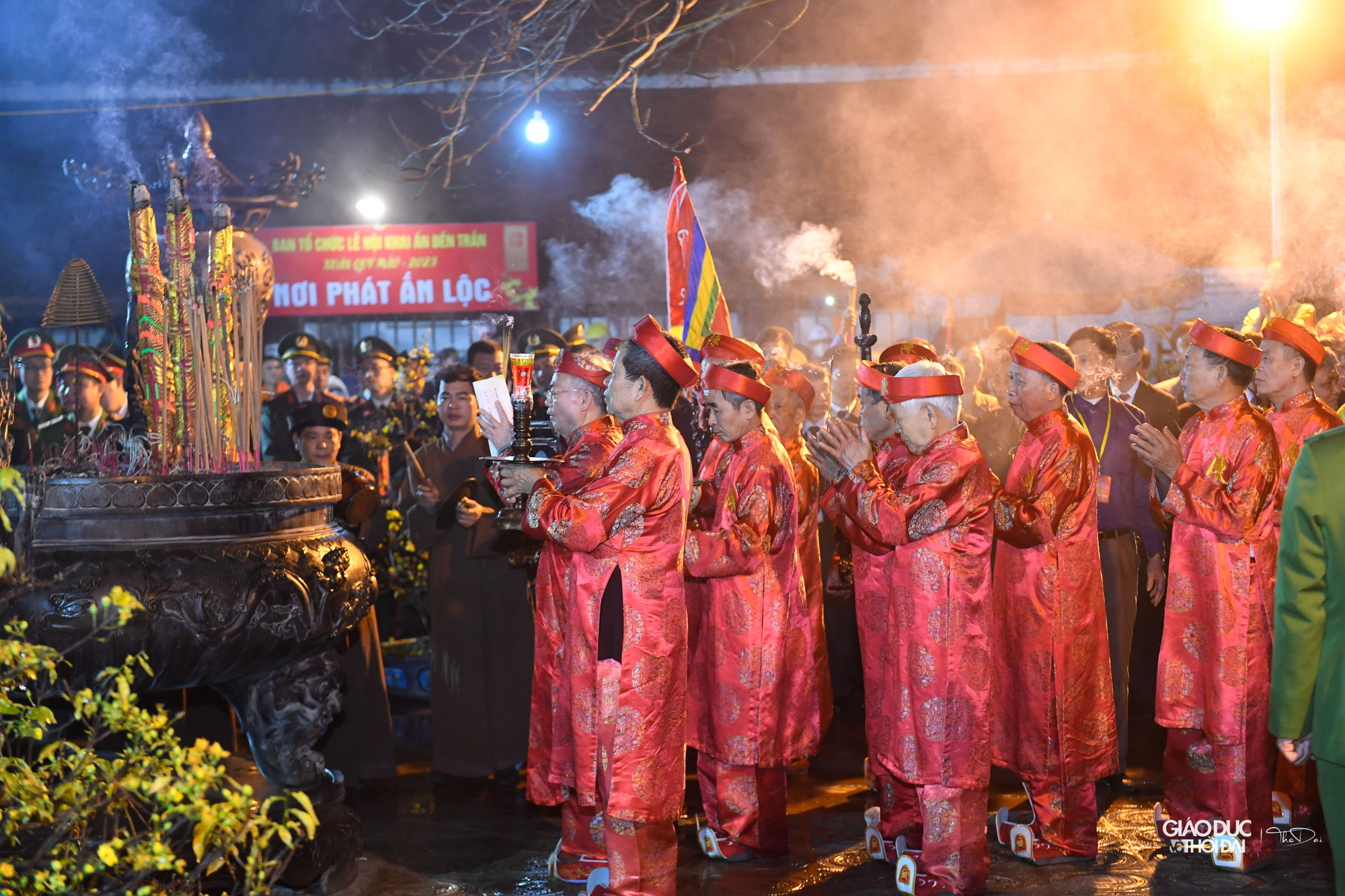 Các cụ cao niên thực hiện nghi lễ dâng hương trước giờ Khai ấn. Các cụ cao niên thực hiện nghi lễ dâng hương trước giờ Khai ấn.