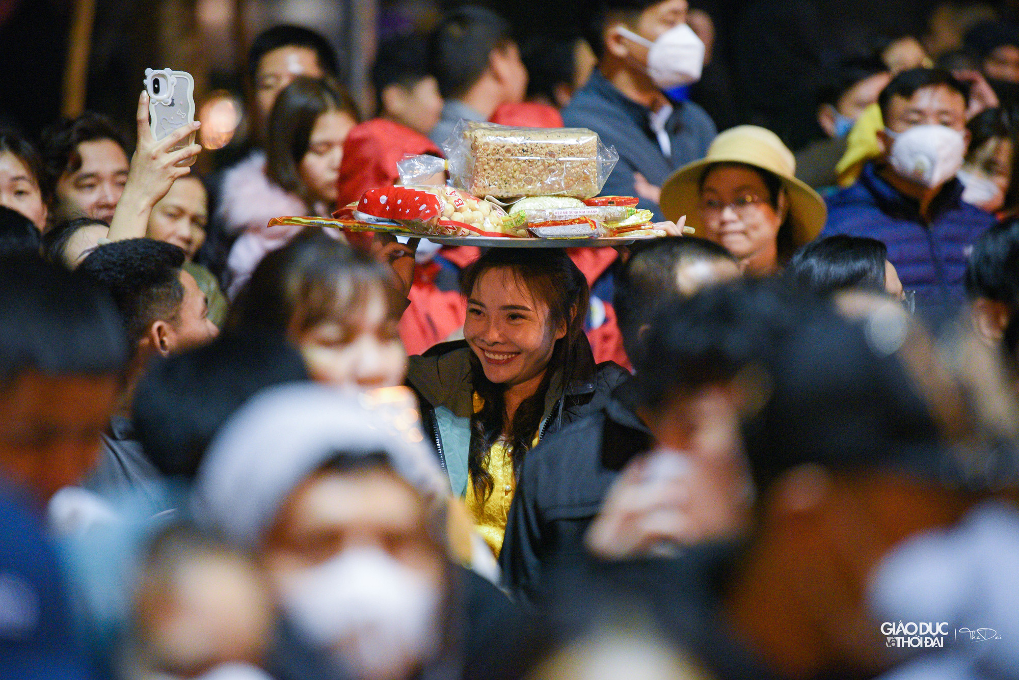 Nhiều người dân mang theo lễ nhưng phải đợi hàng giờ đồng hồ bên ngoài hàng rào. Nhiều người dân mang theo lễ nhưng phải đợi hàng giờ đồng hồ bên ngoài hàng rào.