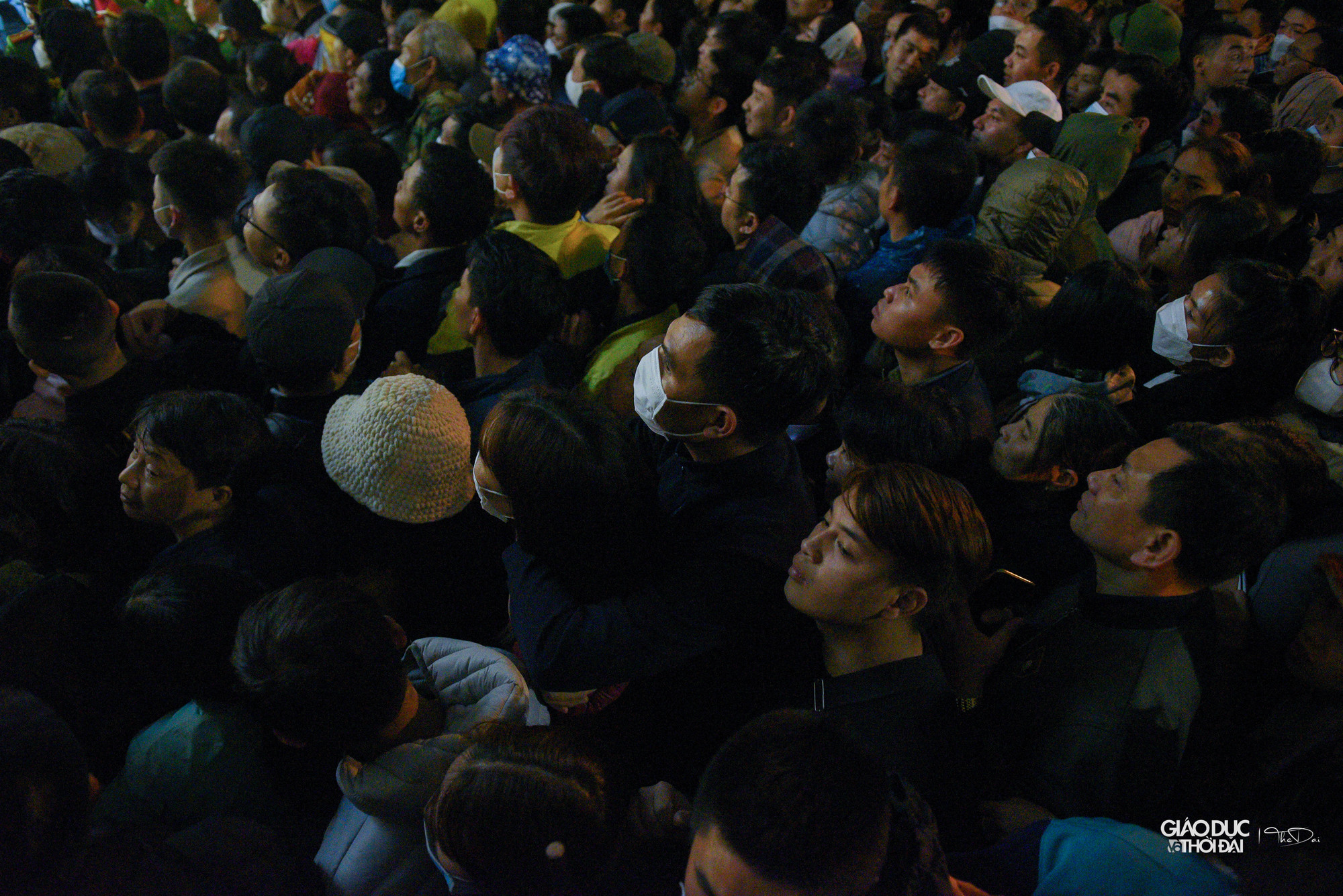 Tại khu vực cổng đền, do lượng người quá đông, lực lượng an ninh phải cho người dân vào theo từng đợt. Tại khu vực cổng đền, do lượng người quá đông, lực lượng an ninh phải cho người dân vào theo từng đợt.