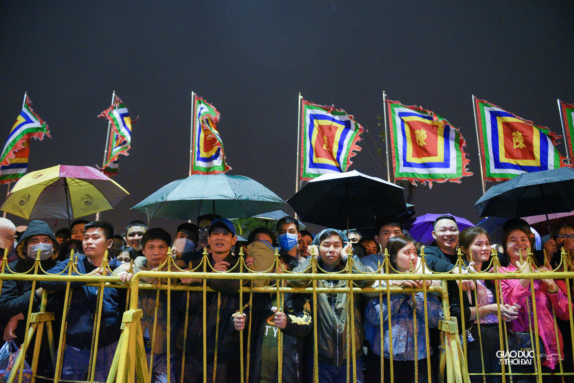 Do đứng lâu, trời mưa nhiều người đã tỏ ra khá mệt mỏi. Do đứng lâu, trời mưa nhiều người đã tỏ ra khá mệt mỏi.