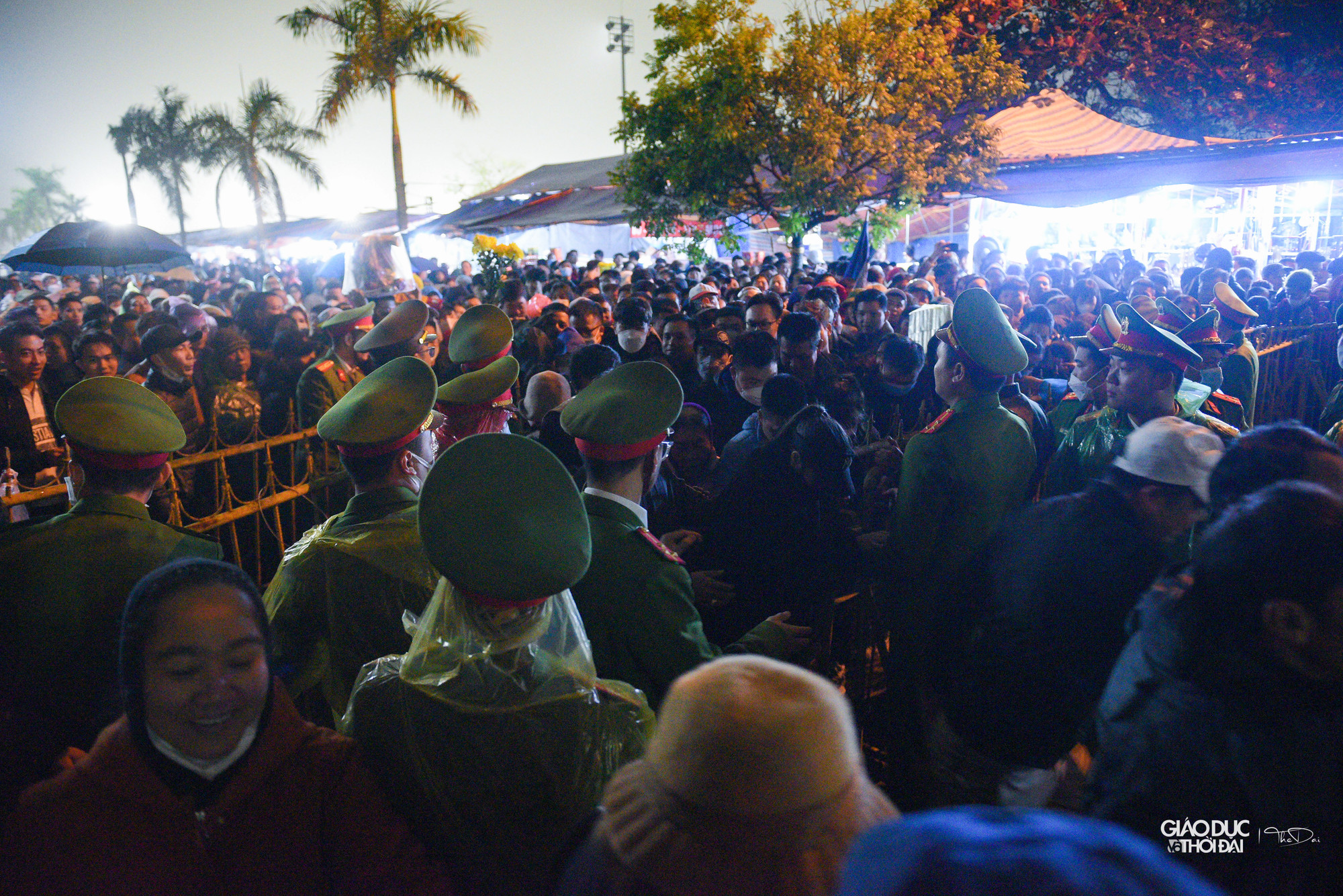 Qua 0h, hàng rào được mở cho người dân vào bên trong. Qua 0h, hàng rào được mở cho người dân vào bên trong.