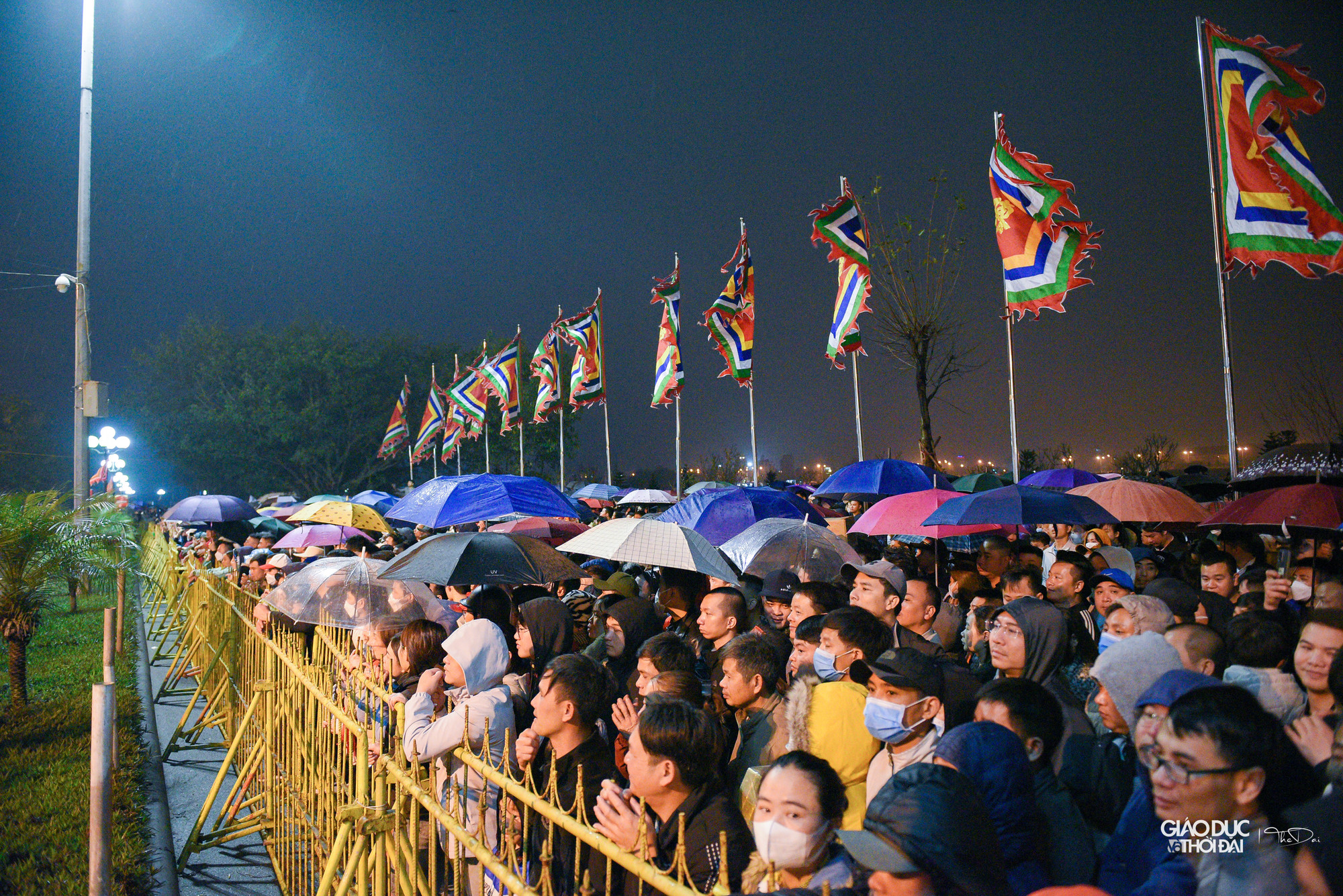 Trong buổi tối, nhiều lúc có mưa, người dân phải che ô, mặc áo mưa để đứng đợi. Trong buổi tối, nhiều lúc có mưa, người dân phải che ô, mặc áo mưa để đứng đợi.