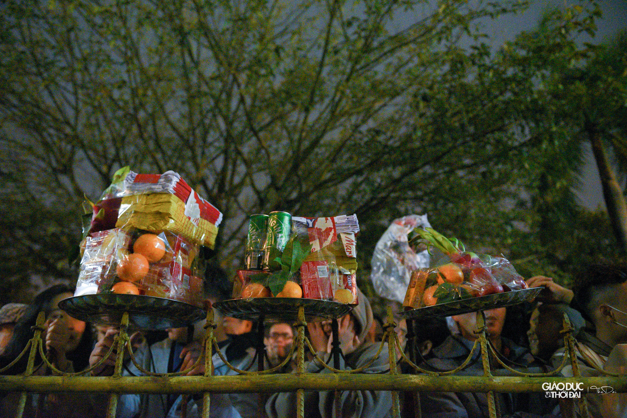 Nhiều người dân mang theo lễ nhưng phải đợi hàng giờ đồng hồ bên ngoài hàng rào. Nhiều người dân mang theo lễ nhưng phải đợi hàng giờ đồng hồ bên ngoài hàng rào.