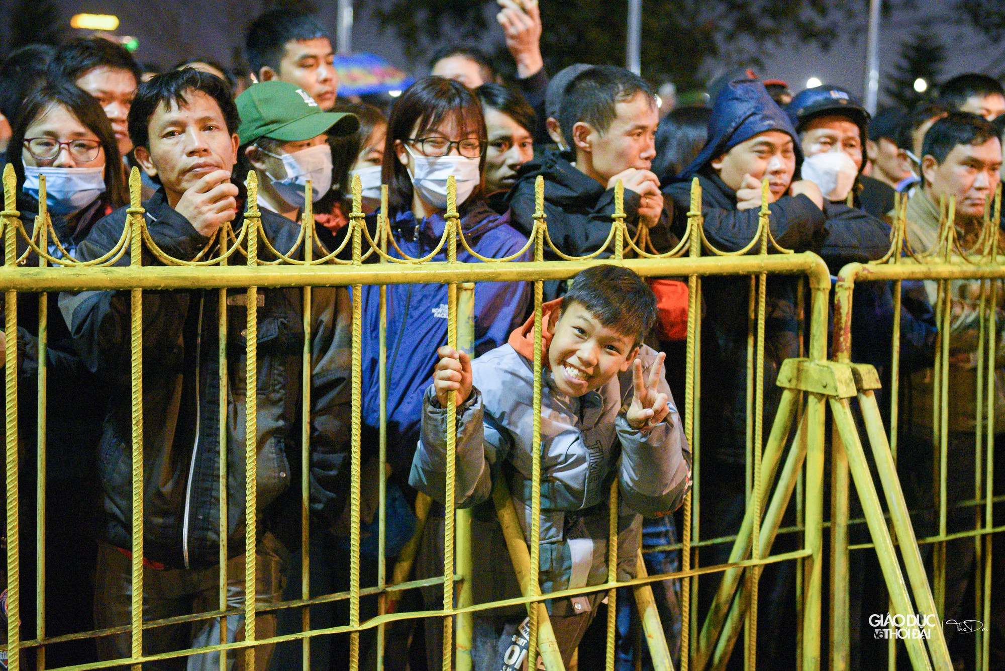 Do hạn chế số lượng người vào khu vực bên trong đền Trần nên bên ngoài rất đông người dân và du khách vẫn đứng theo dõi nghi lễ và vái vọng từ xa. Do hạn chế số lượng người vào khu vực bên trong đền Trần nên bên ngoài rất đông người dân và du khách vẫn đứng theo dõi nghi lễ và vái vọng từ xa.