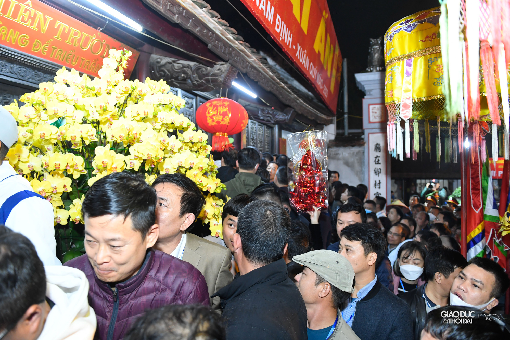 Khách mời và người dân đổ dồn về phía cửa đền Thiên Trường nhưng năm nay cửa không mở nhằm ngăn chặn tình trạng cướp lộc trên ban thờ. Khách mời và người dân đổ dồn về phía cửa đền Thiên Trường nhưng năm nay cửa không mở nhằm ngăn chặn tình trạng cướp lộc trên ban thờ.