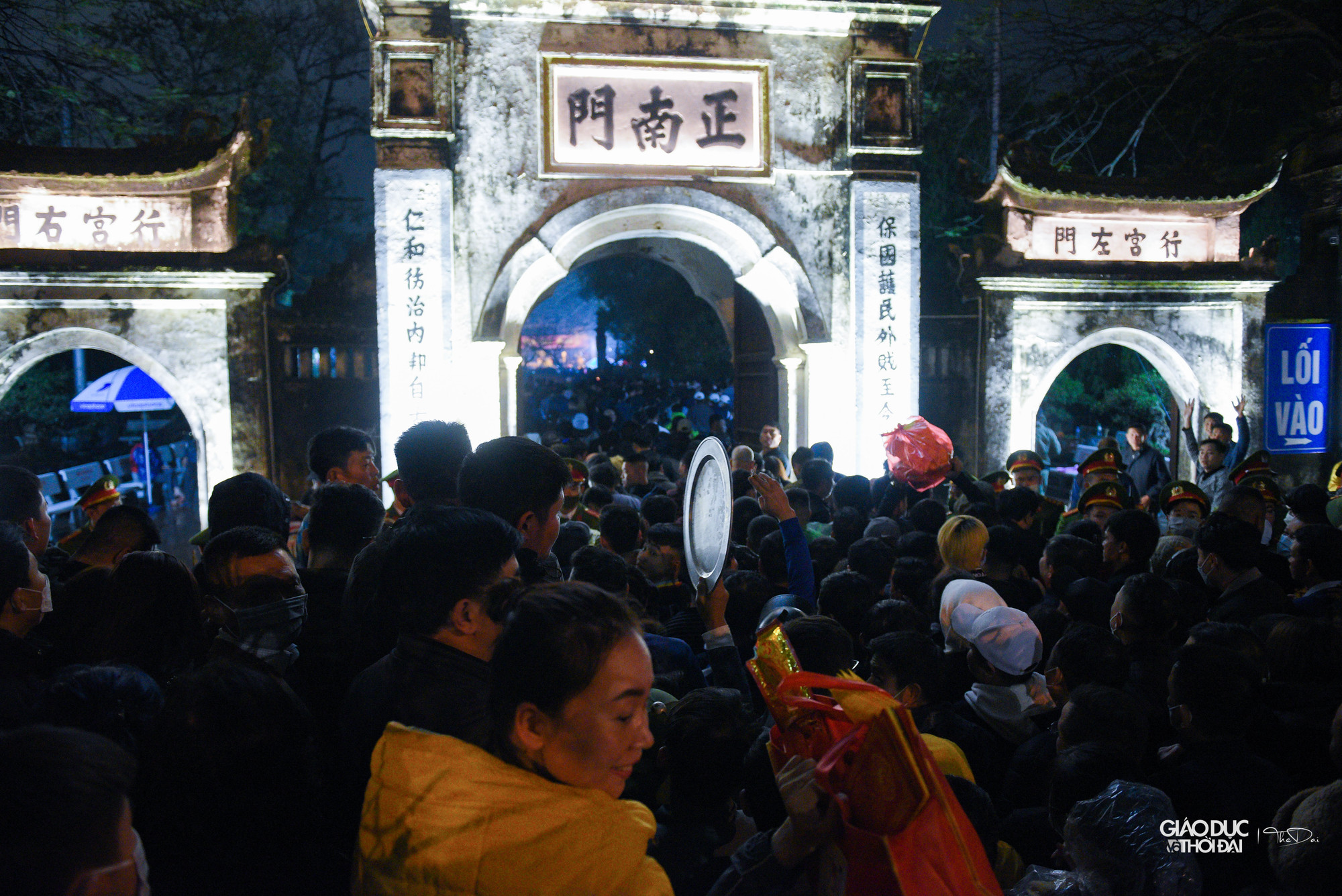 Tại khu vực cổng đền, do lượng người quá đông, lực lượng an ninh phải cho người dân vào theo từng đợt. Tại khu vực cổng đền, do lượng người quá đông, lực lượng an ninh phải cho người dân vào theo từng đợt.