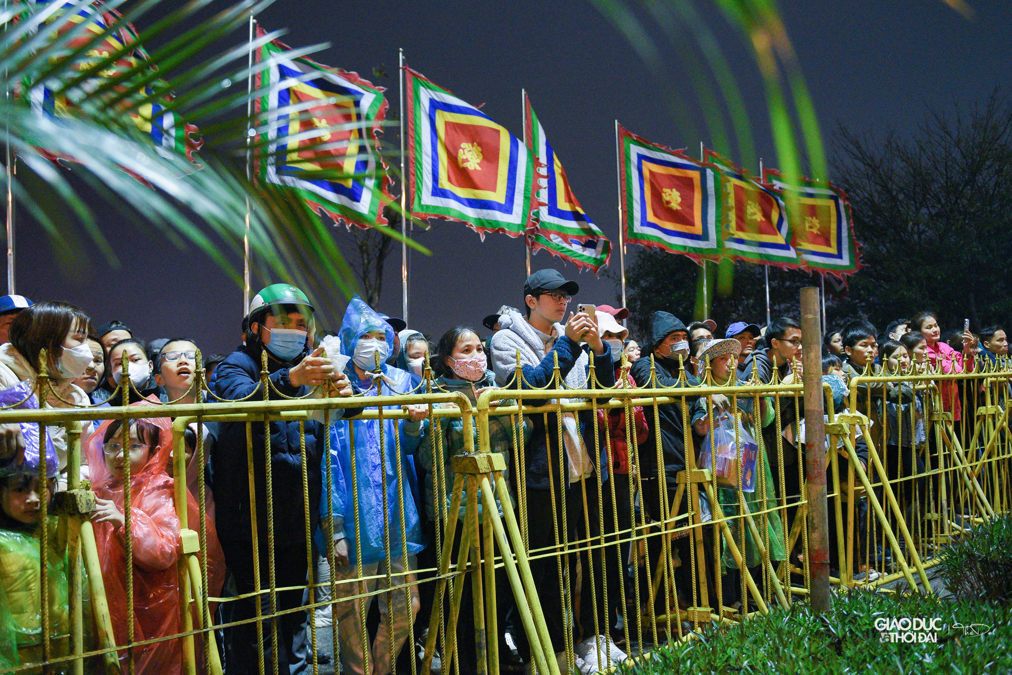 Bắt đầu từ tối, rất đông người dân đã có mặt tại khu vực cổng đền để chờ vào dâng lễ. Bắt đầu từ tối, rất đông người dân đã có mặt tại khu vực cổng đền để chờ vào dâng lễ.