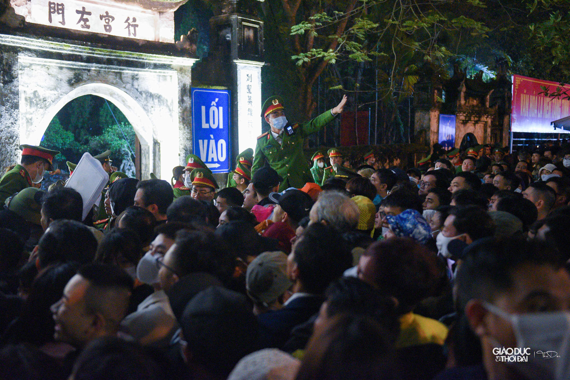 Lực lượng chức năng liên tục nhắc nhở mọi người để tránh việc chen lấn xô đẩy. Lực lượng chức năng liên tục nhắc nhở mọi người để tránh việc chen lấn xô đẩy.