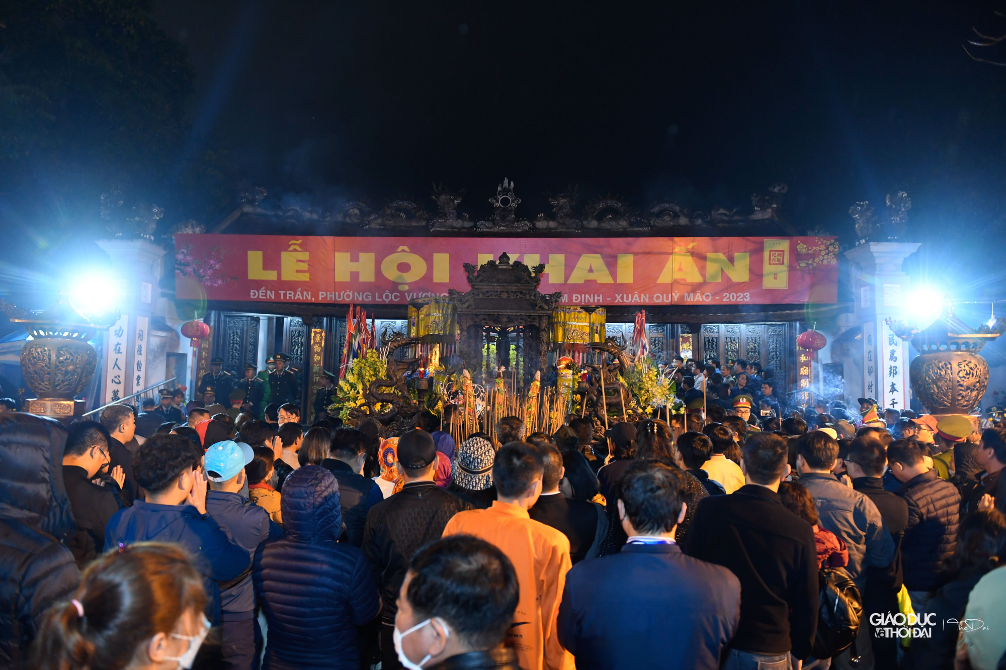 Sau khi các nghi lễ chính được diễn ra thì từ 0h trở đi mới mở cửa đền cho người dân và khách thập phương vào lễ đầu năm. Và đến 5h sáng ngày 15 tháng Giêng bắt đầu phát ấn cho nhân dân và du khách thập phương tại nhà Giải Vũ, nhà trưng bày đền Trùng Hoa. Sau khi các nghi lễ chính được diễn ra thì từ 0h trở đi mới mở cửa đền cho người dân và khách thập phương vào lễ đầu năm. Và đến 5h sáng ngày 15 tháng Giêng bắt đầu phát ấn cho nhân dân và du khách thập phương tại nhà Giải Vũ, nhà trưng bày đền Trùng Hoa.