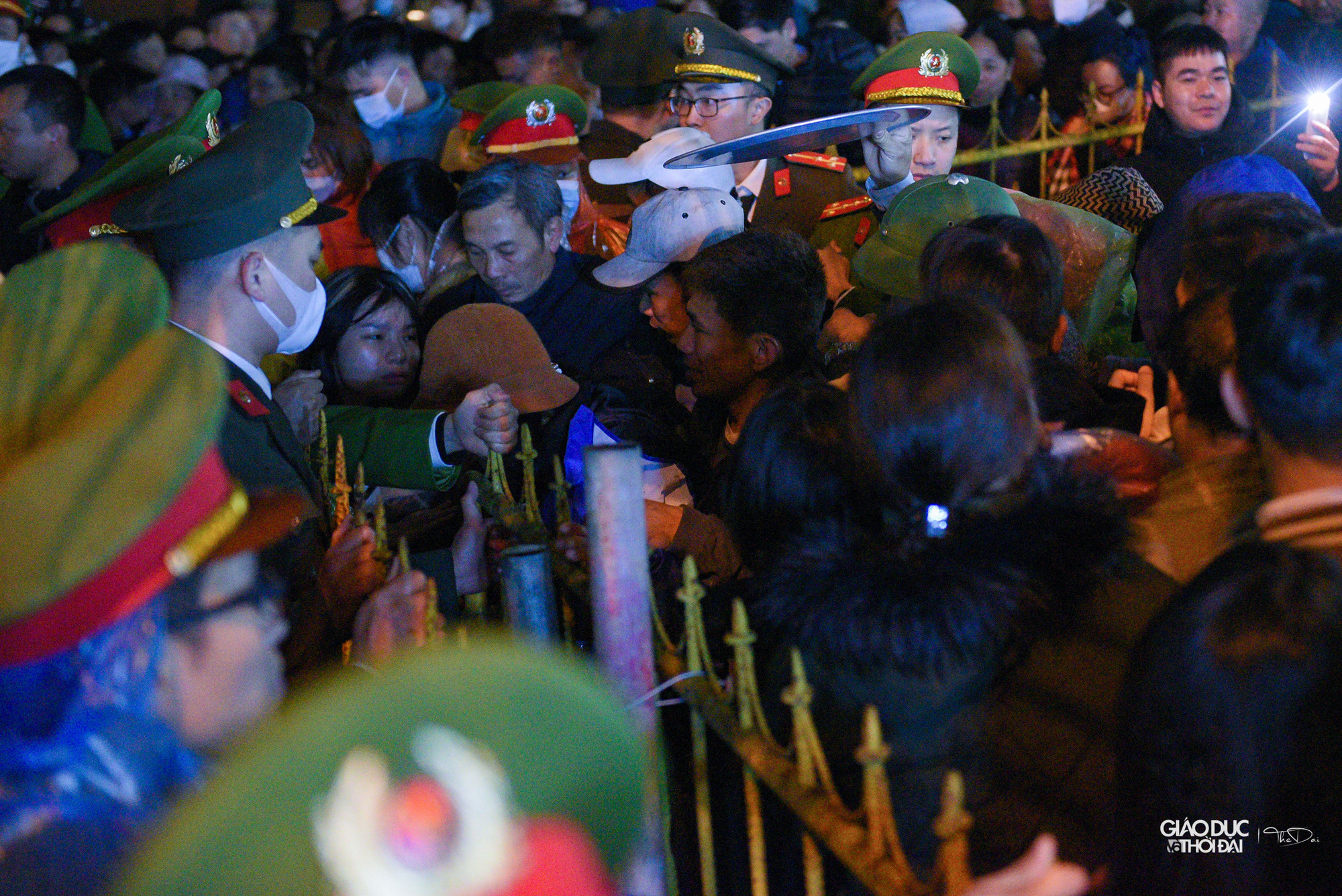 Do lượng người đông, nên ngay từ ban đầu đã xảy ra hiện tượng chen lấn, xô đẩy. Do lượng người đông, nên ngay từ ban đầu đã xảy ra hiện tượng chen lấn, xô đẩy.