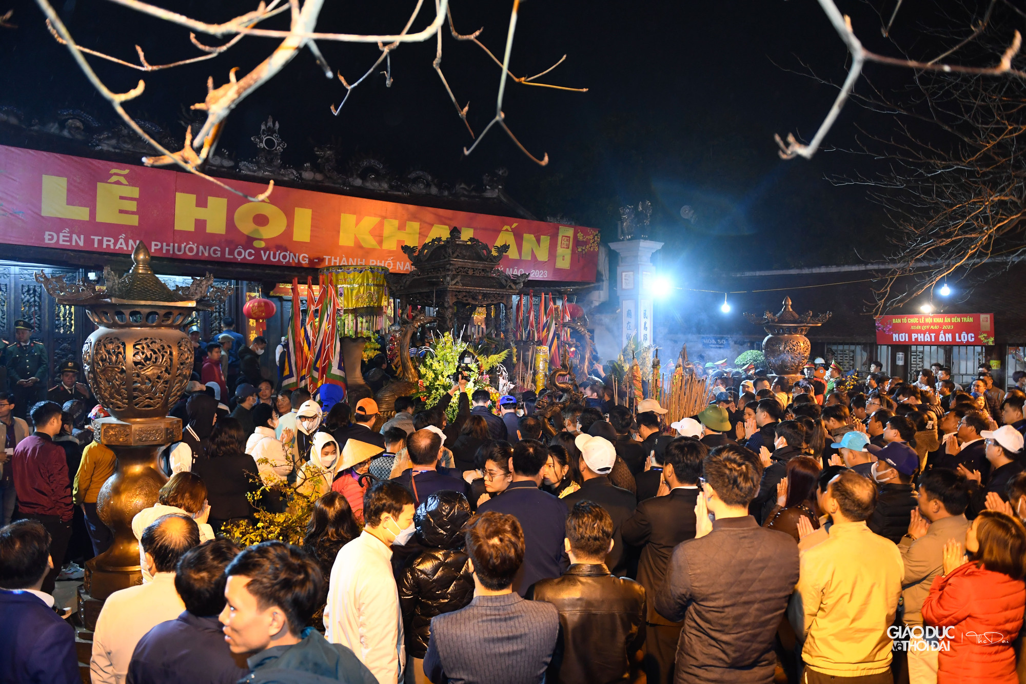 Ngay sau khi mở cửa cho người dân vào, tại khu vực sân của đền đã chật kín người. Ngay sau khi mở cửa cho người dân vào, tại khu vực sân của đền đã chật kín người.