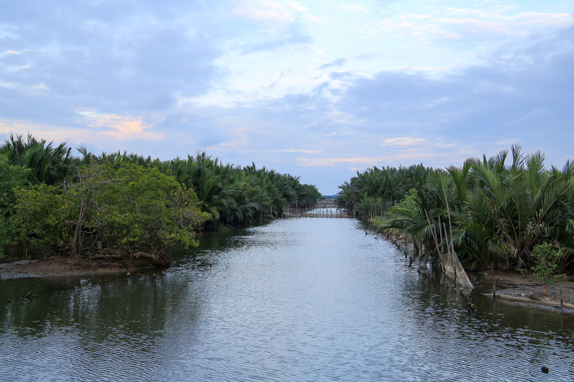 Chính vì vẻ đẹp của Rú Chá, nhiều người đã ví nơi đây như một miền Tây của xứ Huế mộng mơ. (Ảnh: Hoàng Hải). Chính vì vẻ đẹp của Rú Chá, nhiều người đã ví nơi đây như một miền Tây của xứ Huế mộng mơ. (Ảnh: Hoàng Hải).