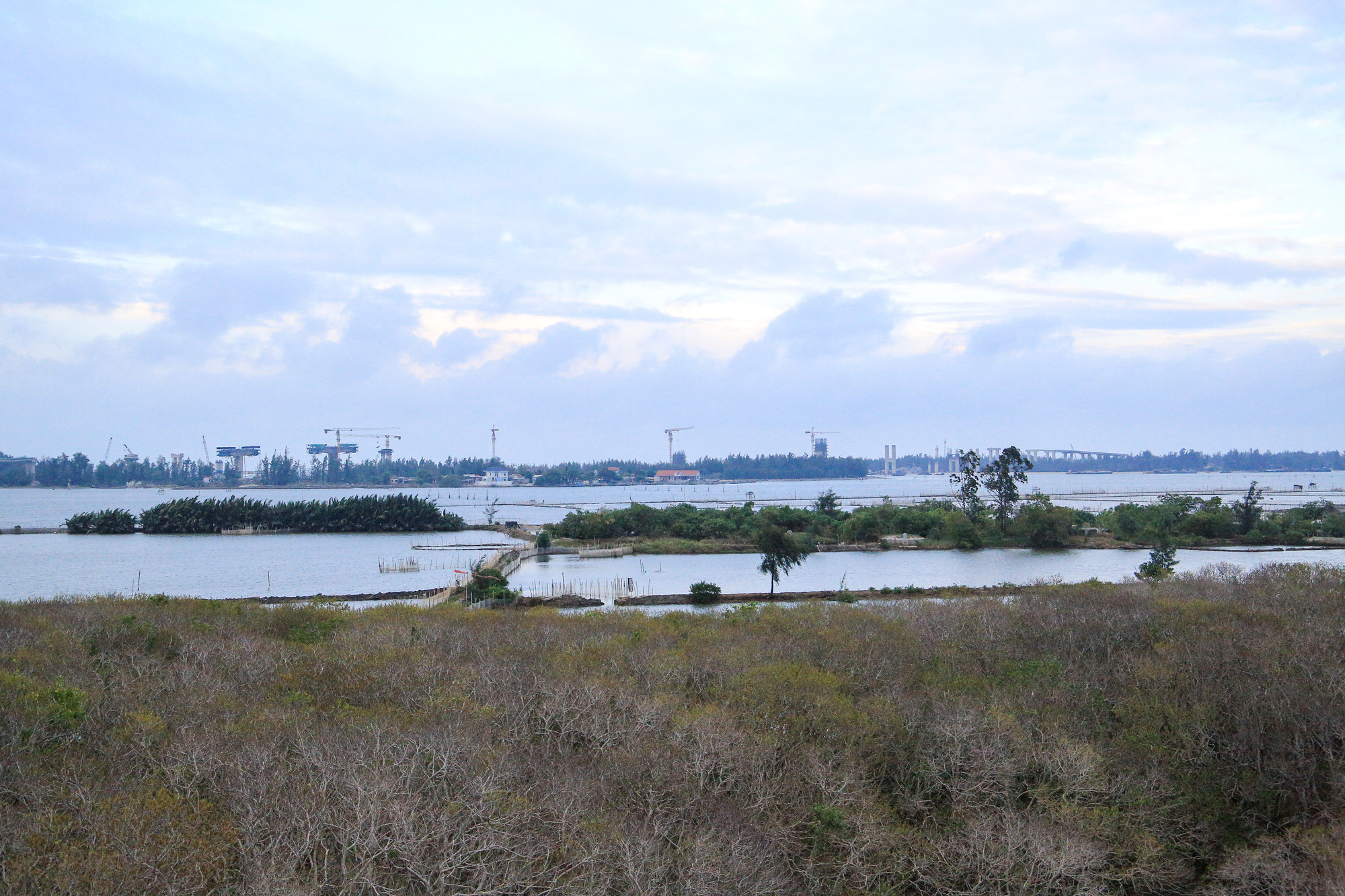 Du khách có thể đứng ở bất kỳ vị trí nào đều có được những góc “sống ảo” cực kỳ đẹp mắt, cùng hòa mình vào thiên nhiên để cảm nhận được cái đẹp bình yên... Du khách có thể đứng ở bất kỳ vị trí nào đều có được những góc “sống ảo” cực kỳ đẹp mắt, cùng hòa mình vào thiên nhiên để cảm nhận được cái đẹp bình yên...