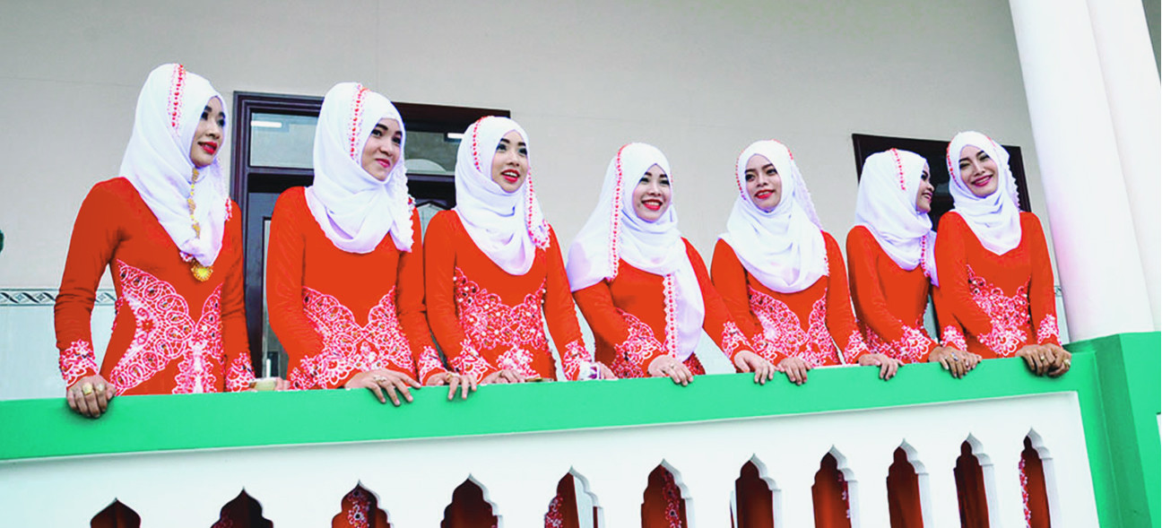 Những cô gái Chăm dịu dàng trong chiếc khăn Matơra Những cô gái Chăm dịu dàng trong chiếc khăn Matơra