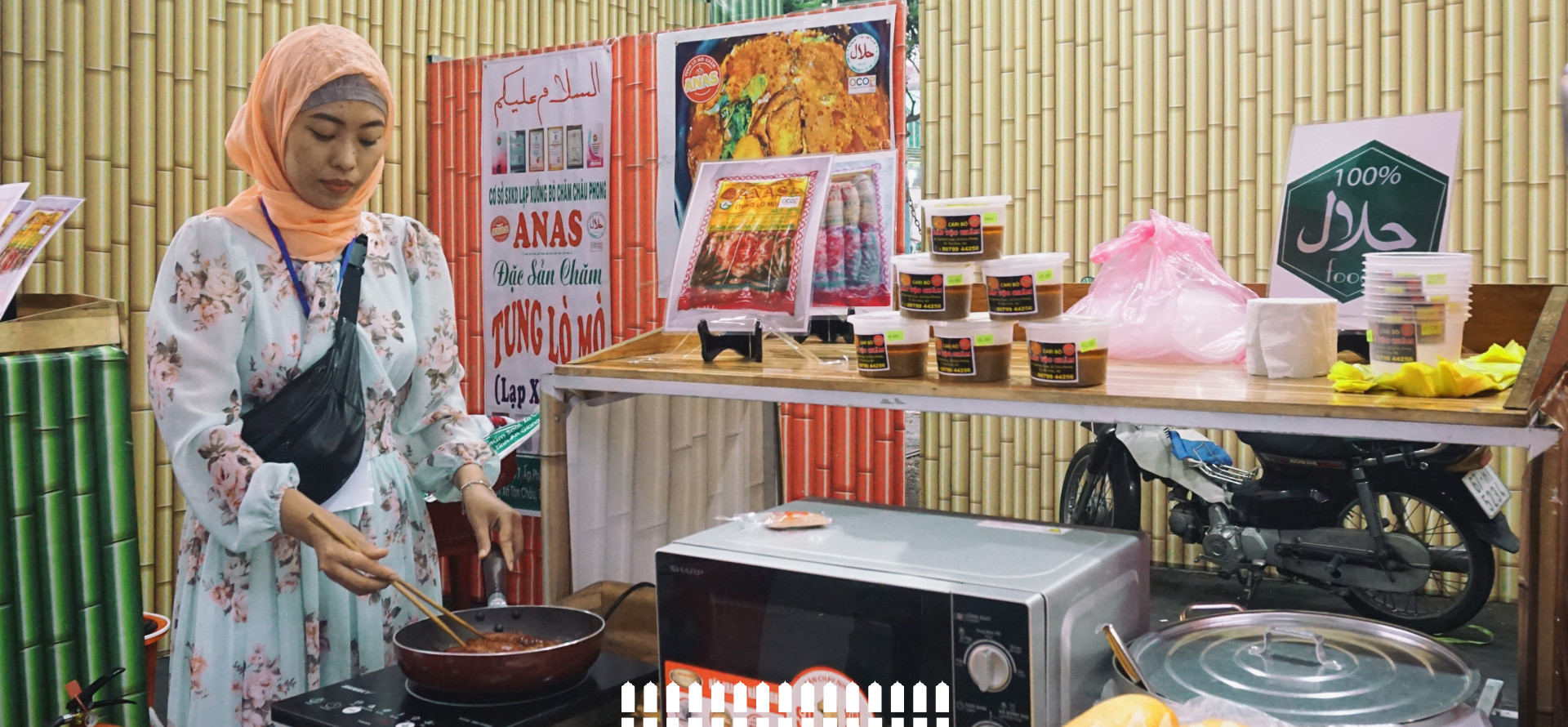 Đồng bào Chăm quảng bá đặc sản tung lò mò Đồng bào Chăm quảng bá đặc sản tung lò mò