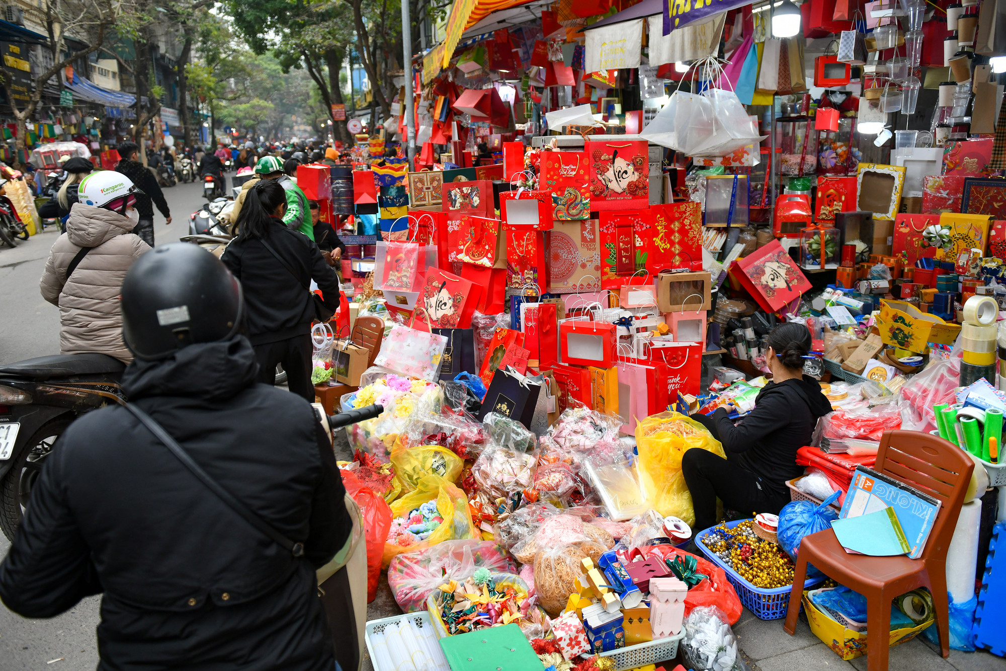 Chị Phương Trang, cửa hàng ở 87A Hàng Chiếu cho biết, để chuẩn bị cho dịp Tết năm nay, chị đã nhập về số lượng lớn túi đựng quà Tết với đa dạng mẫu mã, kiểu dáng.