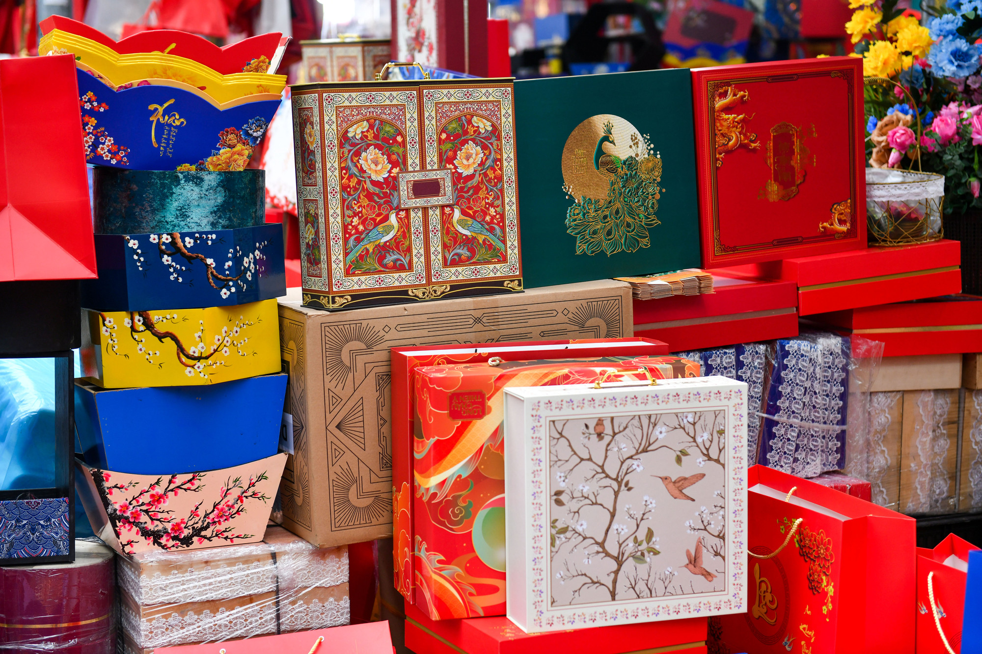 Nhiều khách lẻ cũng đến đây để chọn vỏ hộp đựng quà Tết cho gia đình.