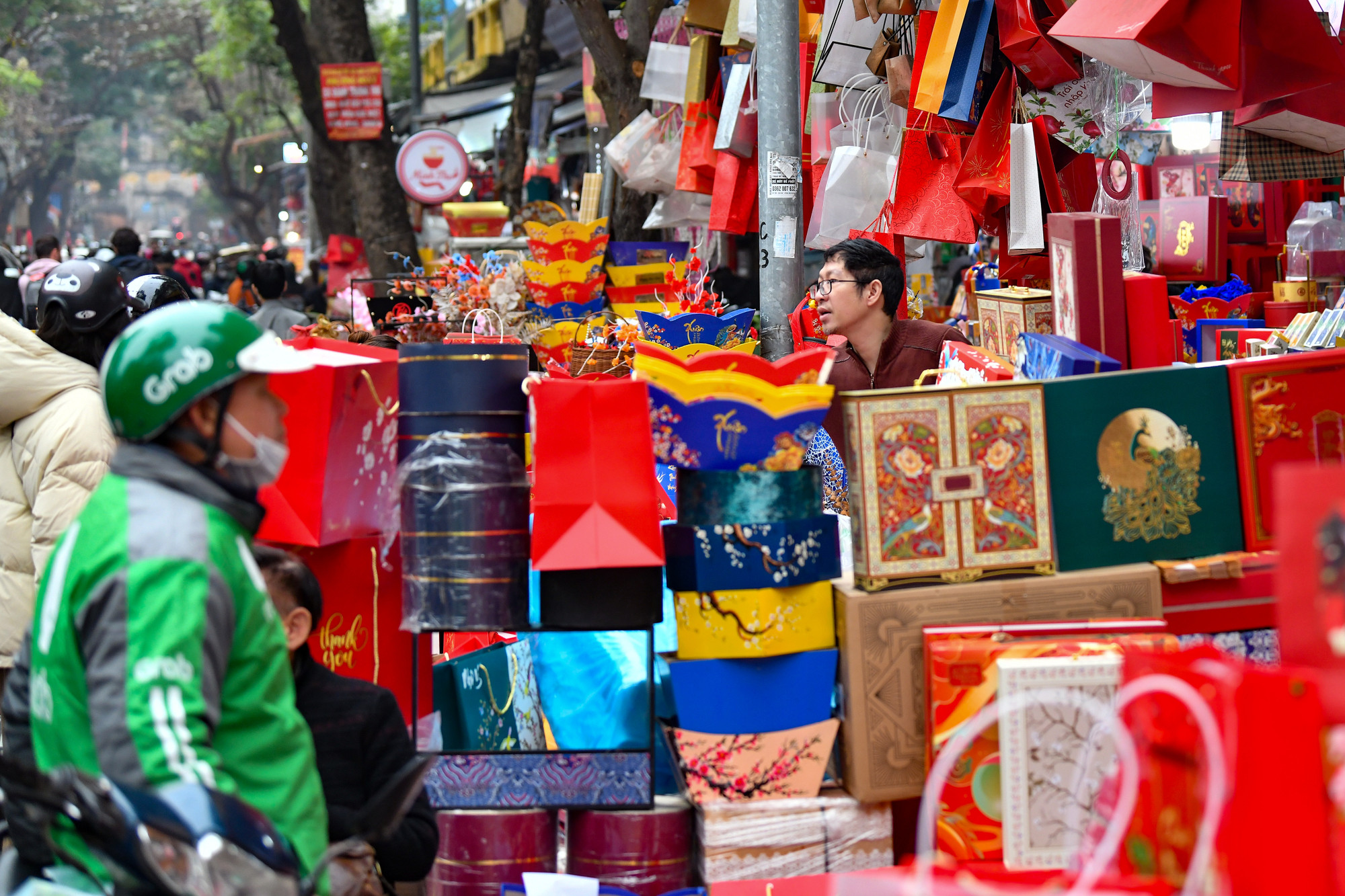 Đa dạng mẫu mã, kiểu dáng bắt mắt là vậy nhưng theo các tiểu thương năm nay, mặt hàng túi đựng quà Tết bán chậm hơn so với năm ngoái.