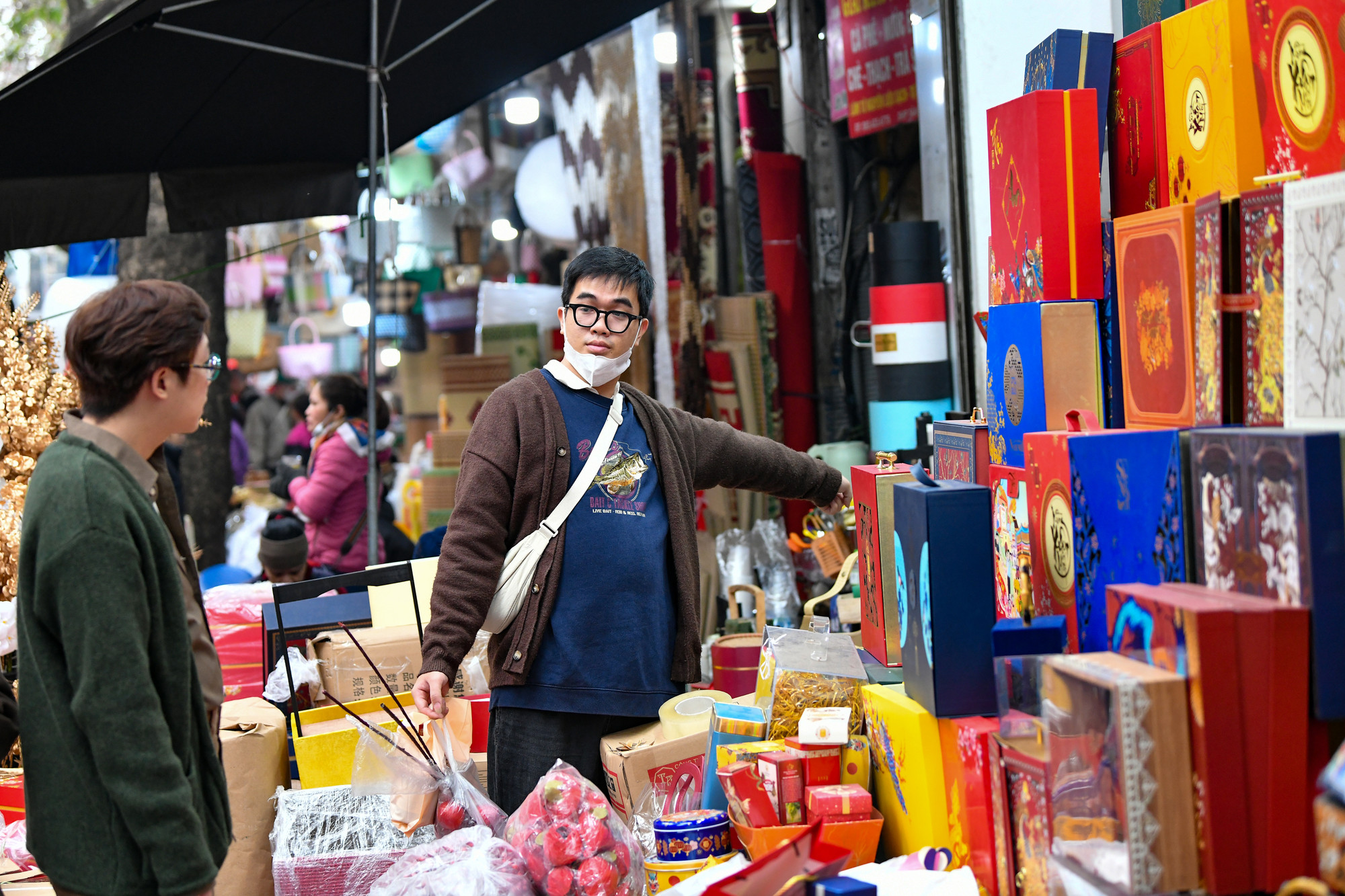 Mặt hàng được bán chủ yếu tại phố này là các loại chiếu, đồ thủ công đan bằng cói, lạt tre, ngoài ra còn bán các loại thảm trải sàn, phông bạt, túi nylon....