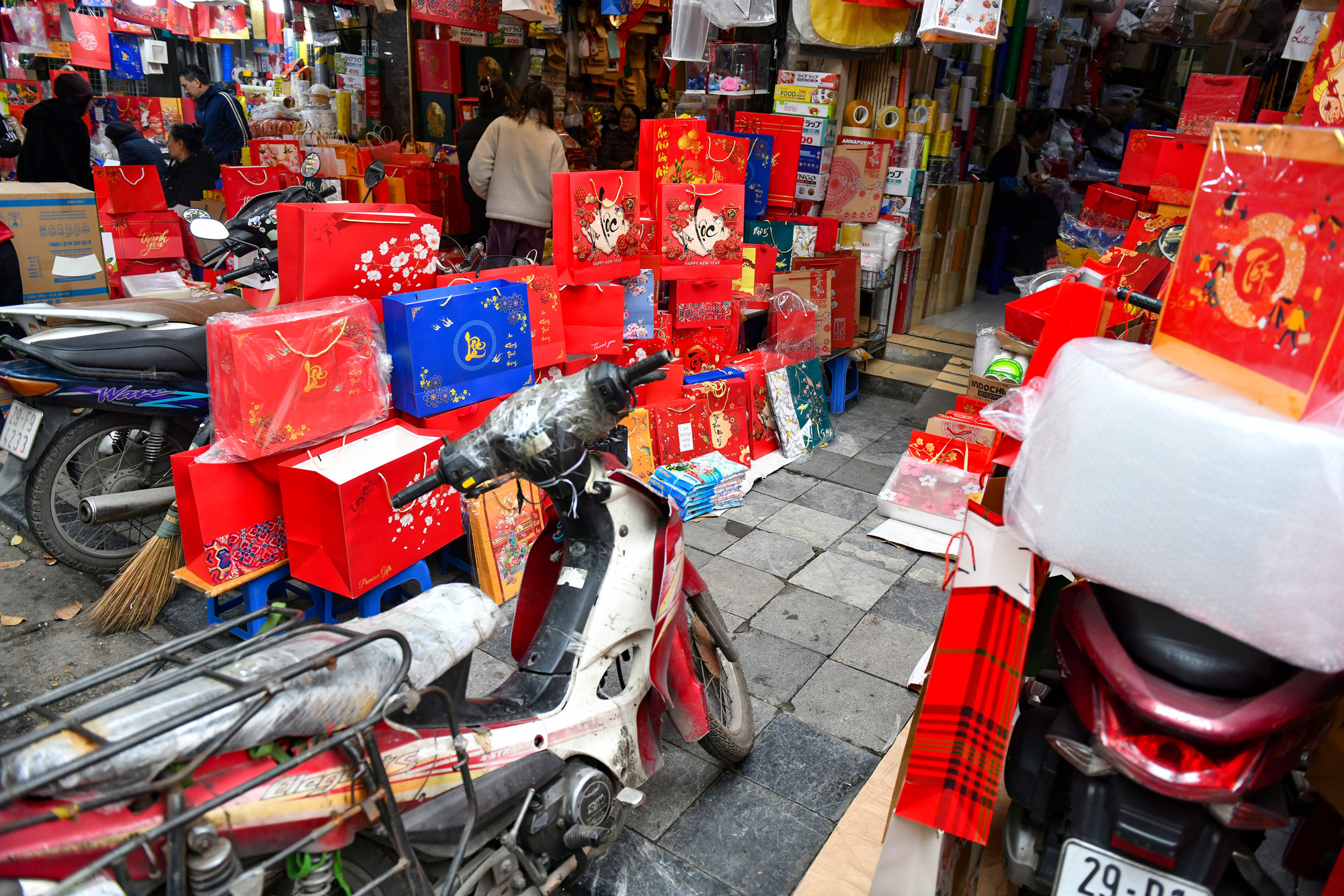 Nổi bật là các kiểu túi in hình hoa đào, con rồng hay các chữ phúc, lộc, thọ,…