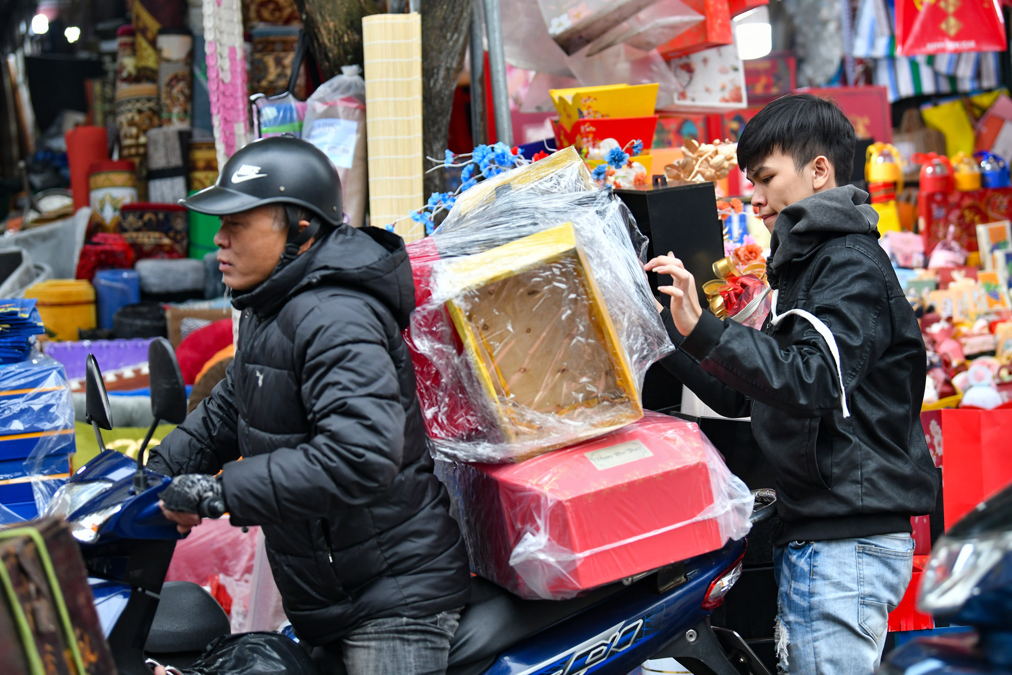 Các hộp đựng quà Tết được bọc gói để vận chuyển đi các tỉnh.