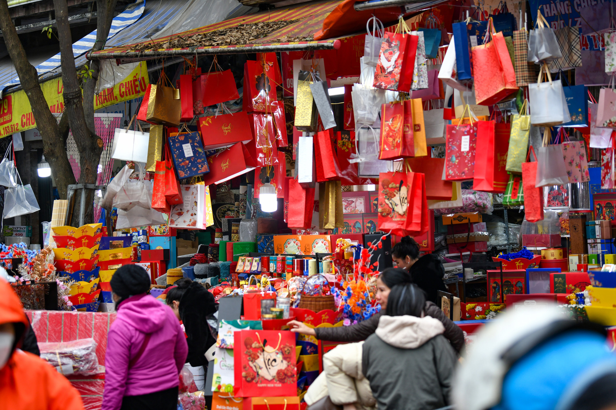 Phố Hàng Chiếu, quận Hoàn Kiếm (Hà Nội) là một trong những khu phố buôn bán vỏ bao bì, túi đựng quà sầm uất bậc nhất phố cổ Hà Nội.