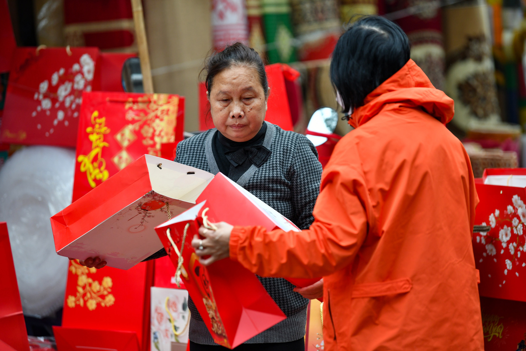 Một chủ cửa hàng chuyên buôn, bán túi đựng quà Tết tại Hàng Chiếu cho biết, gia đình đã bán ở đây được khoảng 20 năm, để phục vụ dịp Tết Nguyên đán nhiều mẫu mã túi đựng quà Tết lại được nhập về.