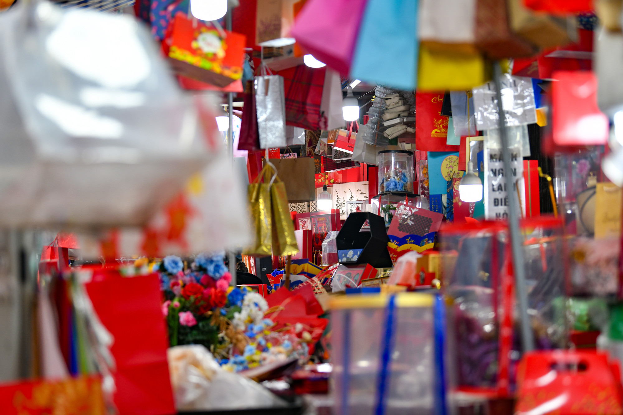 Mỗi năm các cửa hàng tại đây luôn luôn thay đổi kiểu dáng, họa tiết, hoa văn in trên túi nên cứ đến dịp Tết lại có nhiều kiểu dáng túi đựng quà mới mẻ.