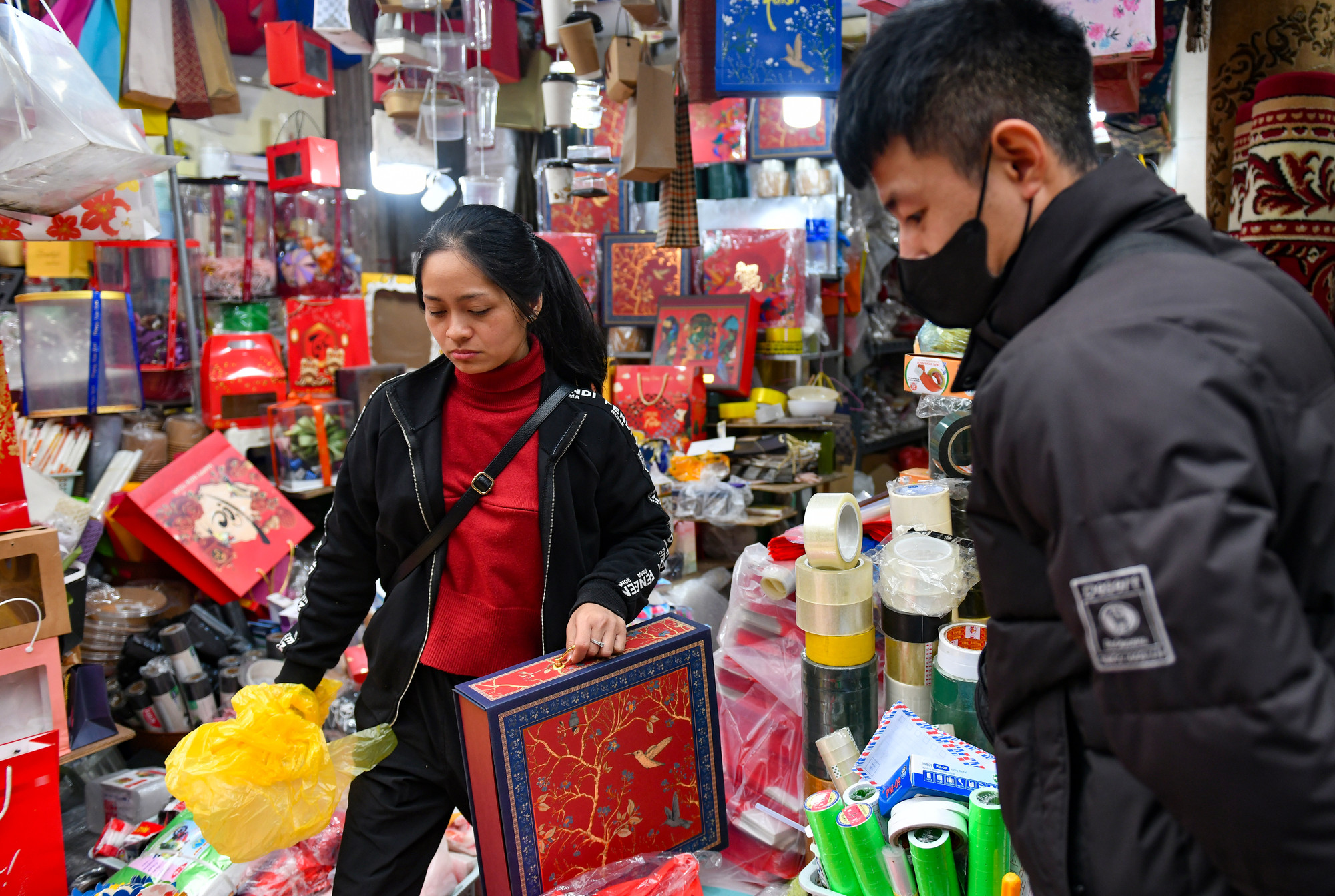 Chất liệu để làm nên túi cũng có nhiều kiểu, trong đó có loại làm từ giấy bình thường, loại làm từ giấy cao cấp bọc thêm vải gấm hoặc bên ngoài làm bằng sơn mài.