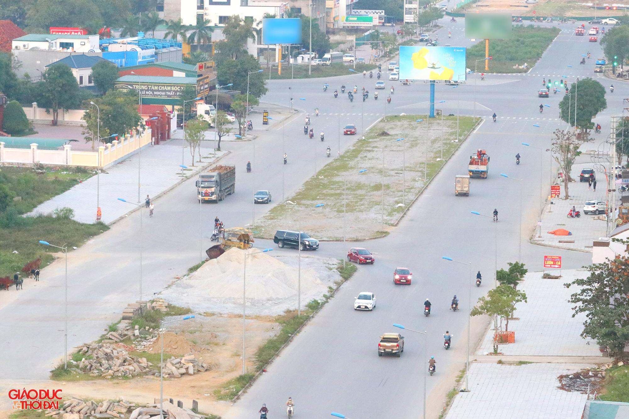 Dự án được giao cho Ban Quản lý các dự án Xây dựng dân dụng và Kỹ thuật hạ tầng đô thị tỉnh Nghệ An làm chủ đầu tư (thuộc Sở Xây dựng), nay là Ban Quản lý dự án Đầu tư xây dựng các công trình dân dụng và Công nghiệp tỉnh Nghệ An (thuộc UBND tỉnh Nghệ An). Nhà thầu thi công là Công ty TNHH Thanh Thành Đạt (có trụ sở tại số 34, đường Nguyễn Sỹ Sách, thành phố Vinh), tiến độ hoàn thành trước ngày 19/5/2005. Dự án được giao cho Ban Quản lý các dự án Xây dựng dân dụng và Kỹ thuật hạ tầng đô thị tỉnh Nghệ An làm chủ đầu tư (thuộc Sở Xây dựng), nay là Ban Quản lý dự án Đầu tư xây dựng các công trình dân dụng và Công nghiệp tỉnh Nghệ An (thuộc UBND tỉnh Nghệ An). Nhà thầu thi công là Công ty TNHH Thanh Thành Đạt (có trụ sở tại số 34, đường Nguyễn Sỹ Sách, thành phố Vinh), tiến độ hoàn thành trước ngày 19/5/2005.