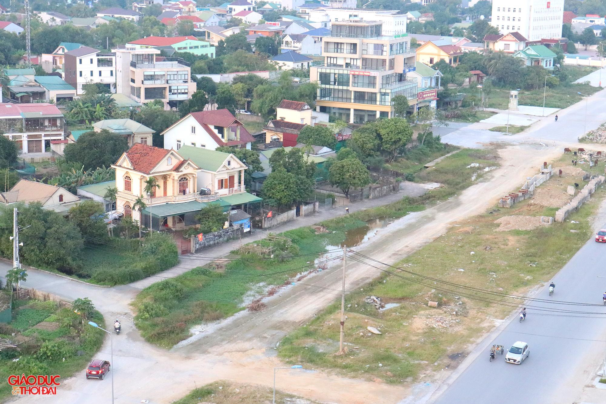 Ban đầu, dự án có tổng mức đầu tư hơn 63,4 tỷ đồng, trong đó chi phí xây lắp hơn 23,7 tỷ đồng, chi phí bồi thường giải phóng mặt bằng hơn 35,7 tỷ đồng và các chi phí khác. Trải qua 18 năm triển khai, dự án được UBND tỉnh phê duyệt điều chỉnh vào các năm 2006, 2013, 2014 và 2022. Ban đầu, dự án có tổng mức đầu tư hơn 63,4 tỷ đồng, trong đó chi phí xây lắp hơn 23,7 tỷ đồng, chi phí bồi thường giải phóng mặt bằng hơn 35,7 tỷ đồng và các chi phí khác. Trải qua 18 năm triển khai, dự án được UBND tỉnh phê duyệt điều chỉnh vào các năm 2006, 2013, 2014 và 2022.