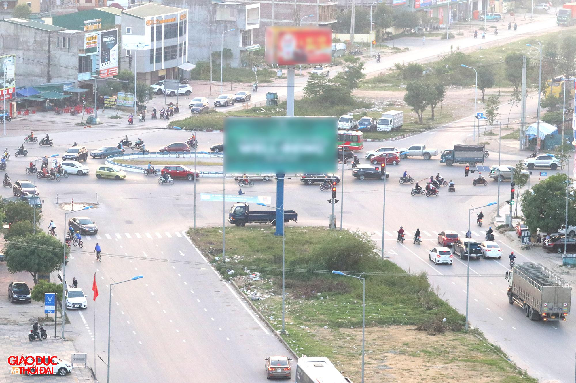 Từ ban đầu có số vốn hơn 63,4 tỷ đồng, đến tháng 1/2022 dự án “đội vốn” lên 275,5 tỷ đồng (tăng gấp 4 lần). Trong đó, chi phí xây dựng hơn 65 tỷ đồng, chi phí giải phóng mặt bằng hơn 203,5 tỷ đồng, chi phí quản lý dự án gần 1,1 tỷ đồng, chi phí tư vấn đầu tư xây dựng hơn 2,5 tỷ đồng, hạng mục đảo giao thông hơn 1,6 tỷ đồng, chi phí khác hơn 1,6 tỷ đồng... Từ ban đầu có số vốn hơn 63,4 tỷ đồng, đến tháng 1/2022 dự án “đội vốn” lên 275,5 tỷ đồng (tăng gấp 4 lần). Trong đó, chi phí xây dựng hơn 65 tỷ đồng, chi phí giải phóng mặt bằng hơn 203,5 tỷ đồng, chi phí quản lý dự án gần 1,1 tỷ đồng, chi phí tư vấn đầu tư xây dựng hơn 2,5 tỷ đồng, hạng mục đảo giao thông hơn 1,6 tỷ đồng, chi phí khác hơn 1,6 tỷ đồng...