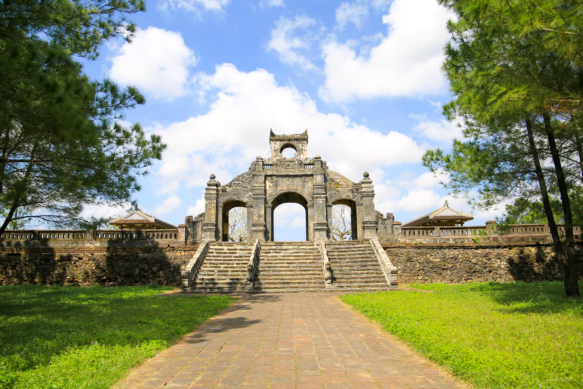 Sau cổng Văn Miếu là cổng Đại Thành Môn – nơi dẫn vào sân chính của miếu. Cổng Đại Thành môn trải qua nhiều thăng trầm của thời gian, nhưng vẫn mang đậm nét cổ kính lịch sử.
