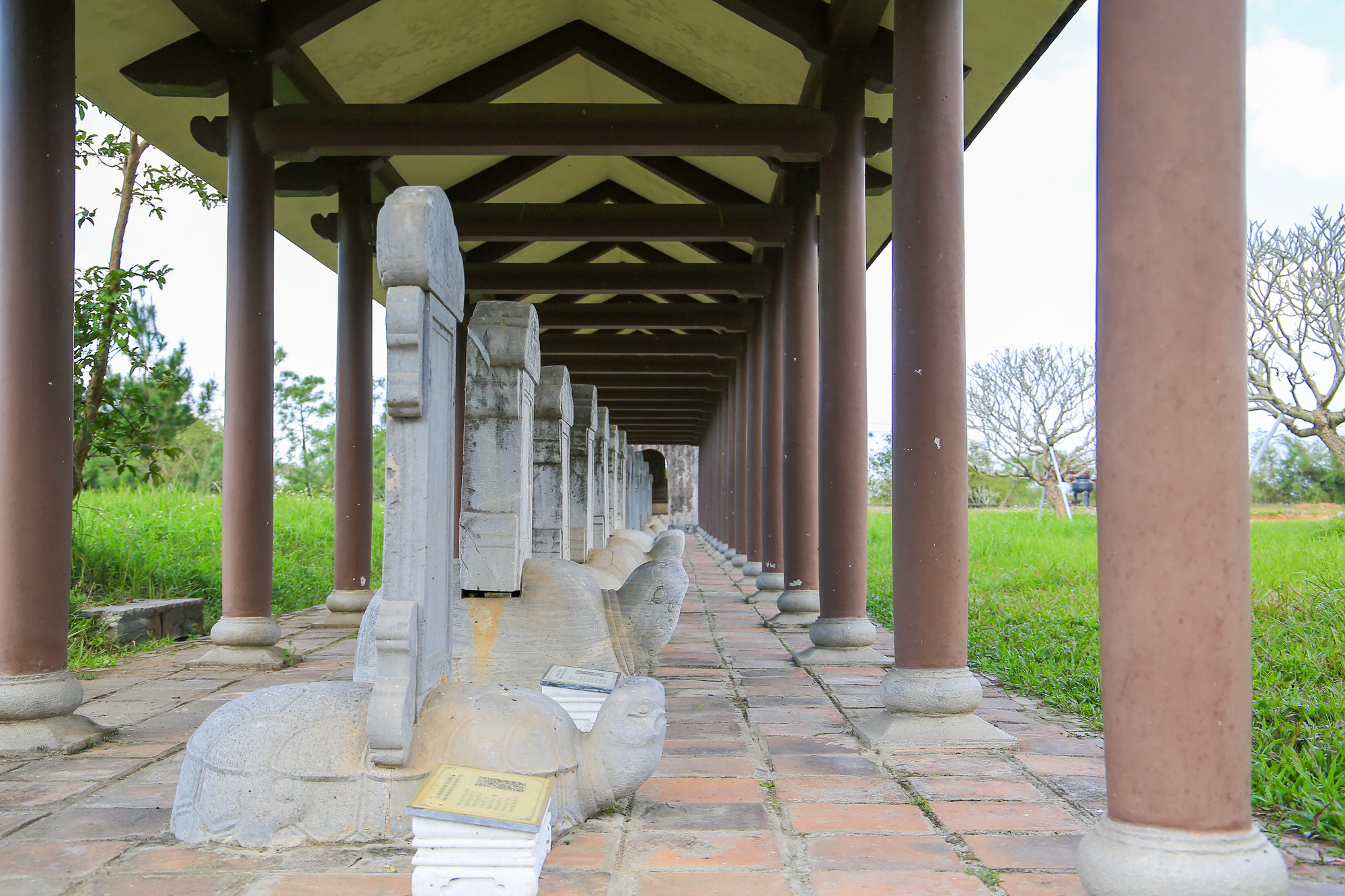 Việc lập Văn Miếu và dựng bia tiến sĩ đặt trên lưng rùa nhằm tôn trọng việc học và đề cao nhân tài của đất nước.