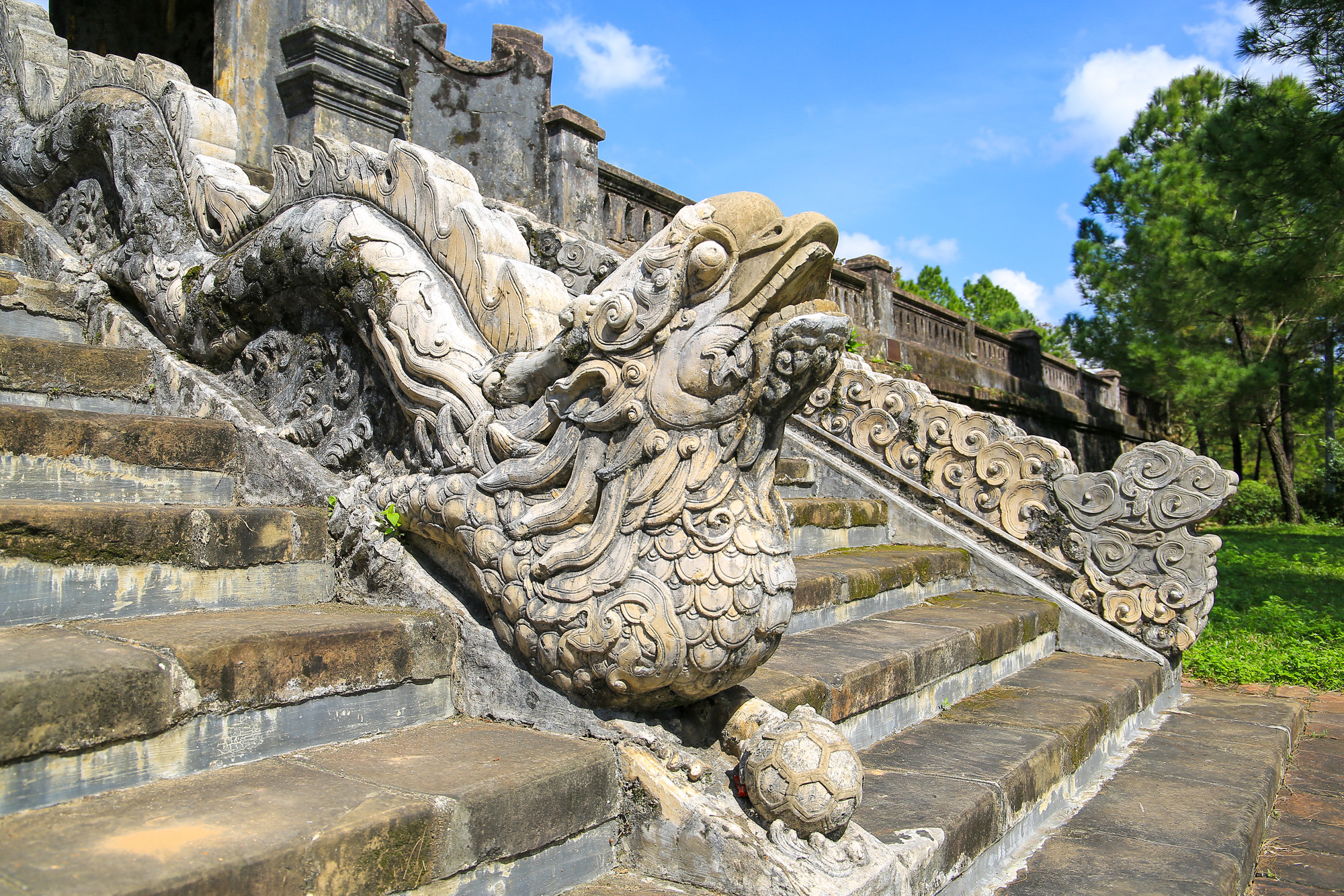 Văn Miếu là biểu tượng của nền giáo dục nước ta dưới triều Nguyễn. Ngày nay, nhiều du khách trong và ngoài nước đến địa chỉ này để tham quan, đây cũng là nơi học sinh, sinh viên tìm đến cầu may mắn trước mỗi kỳ thi. (Ảnh: Hoàng Hải).