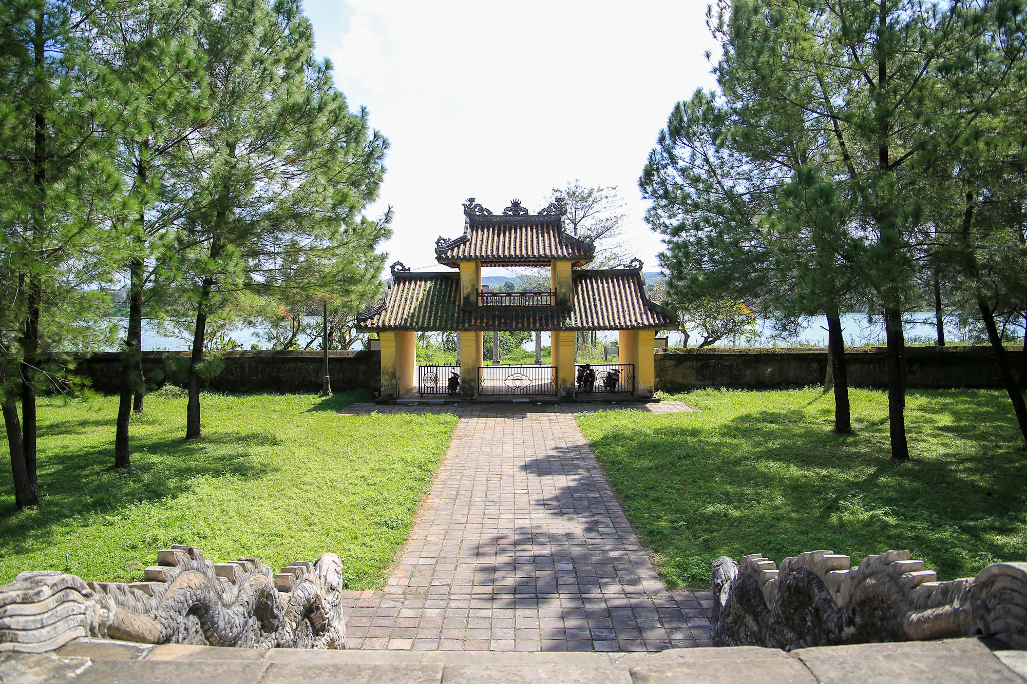 Văn Miếu hay còn gọi là Văn Thánh, nằm dọc bên dòng sông Hương, thuộc phường Hương Hồ, cách Trung tâm TP Huế khoảng hơn 6km về phía Tây và cách chùa Thiên Mụ khoảng 1km.