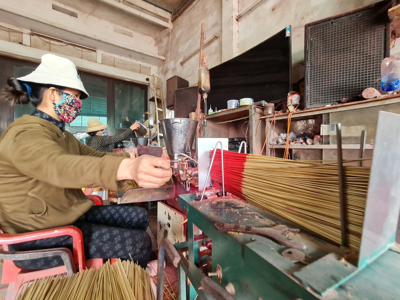 Với cách làm truyền thống, khi se hương, người thợ phải lăn thật nhẹ và chắc tay để bột bám đều vào que hương. Nhờ công nghệ hiện đại, ngày nay các cơ sở đều đầu tư máy móc để công đoạn sản xuất tăm hương và hương được nhanh hơn, năng suất tăng hơn. Tùy từng loại hương, người làm nghề sẽ lựa chọn nguyên liệu phù hợp. Thường hương được làm từ trầm, trắc, hoắc hương, hoa hồi, quế chi, nhựa cây trám, củ, rễ cây hương bài…