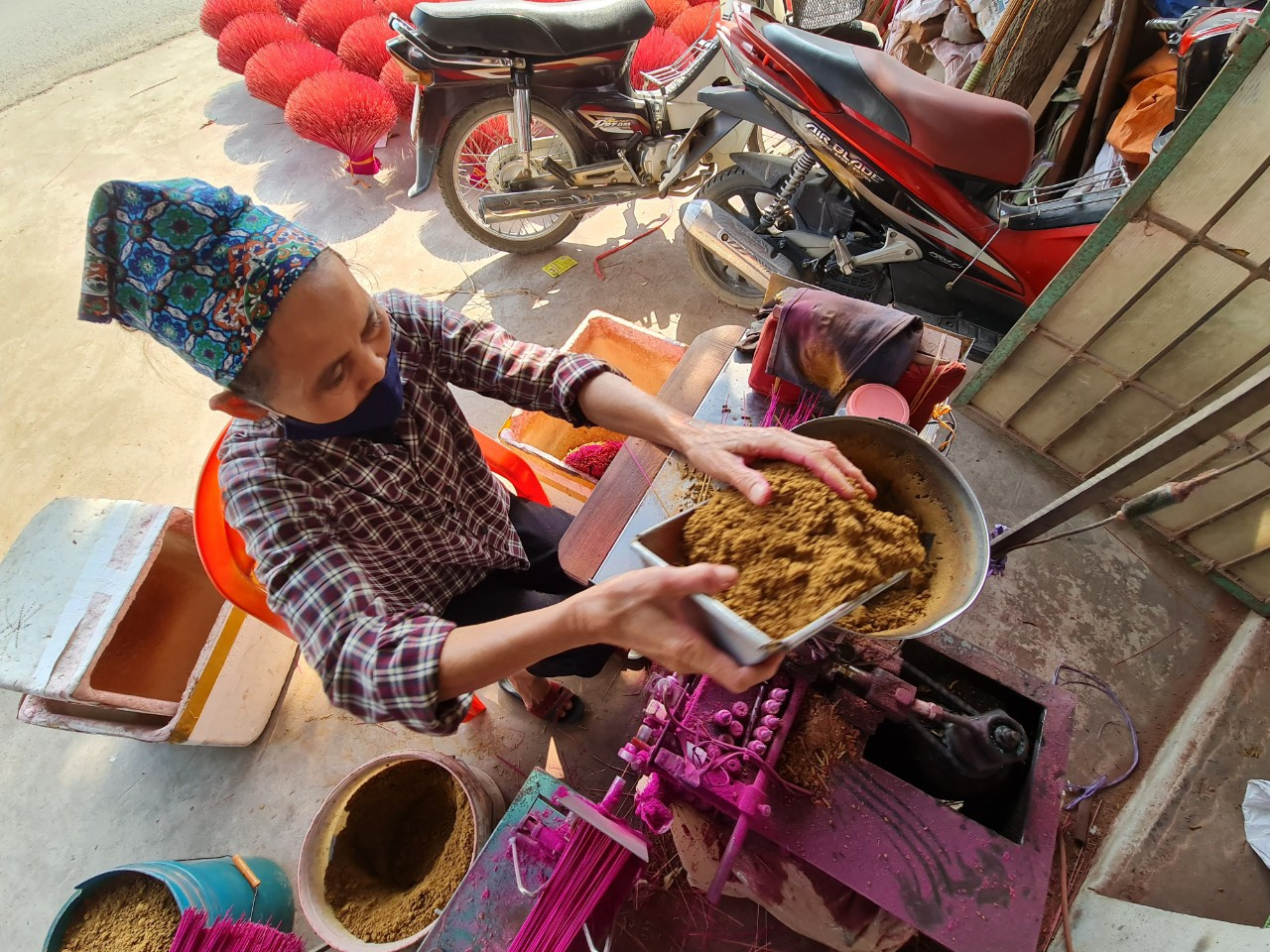 Hương là sản phẩm mang yếu tố tâm linh, vậy nên mọi công đoạn đều phải được thực hiện tỉ mỉ và công phu. Với nguyên liệu thảo mộc, bí quyết pha trộn riêng biệt trong từng công đoạn, hương của Quảng Phú Cầu luôn thơm lâu, bền màu, đẹp mắt. Hương sau khi se xong phải phơi đủ nắng mới không bị mốc và để được lâu.