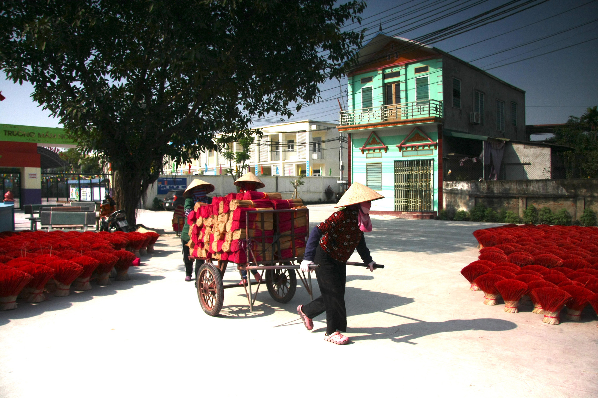 Làng hương là điểm đến quen thuộc với nhiều du khách gần xa. Họ đến để tìm hiểu về quy trình sản xuất tăm hương, mua vài bó hương thơm cho ngày Tết. Có người ghé thăm, lưu lại vài tấm hình làm kỷ niệm hoặc đơn giản là khám phá vẻ đẹp của làng quê Bắc Bộ thay đổi song hành cùng nhịp sống hiện đại.