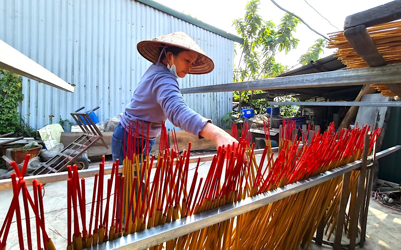 Tùy khối lượng việc, thợ hương làm khoảng 8 - 10 tiếng/ngày. Tính trung bình một người có thể làm được từ 15 - 20 kg hương mỗi ngày. Công việc tuy vất vả nhưng cũng đem lại thu nhập khoảng 300.000 đồng/ngày, người có tay nghề cao hơn, biết chế phẩm, nhuộm màu thì thu nhập khoảng 500.000 đồng/ngày. Hiện nay, hương Quảng Phú Cầu là mặt hàng quen thuộc ở nhiều thị trường trong và ngoài nước.