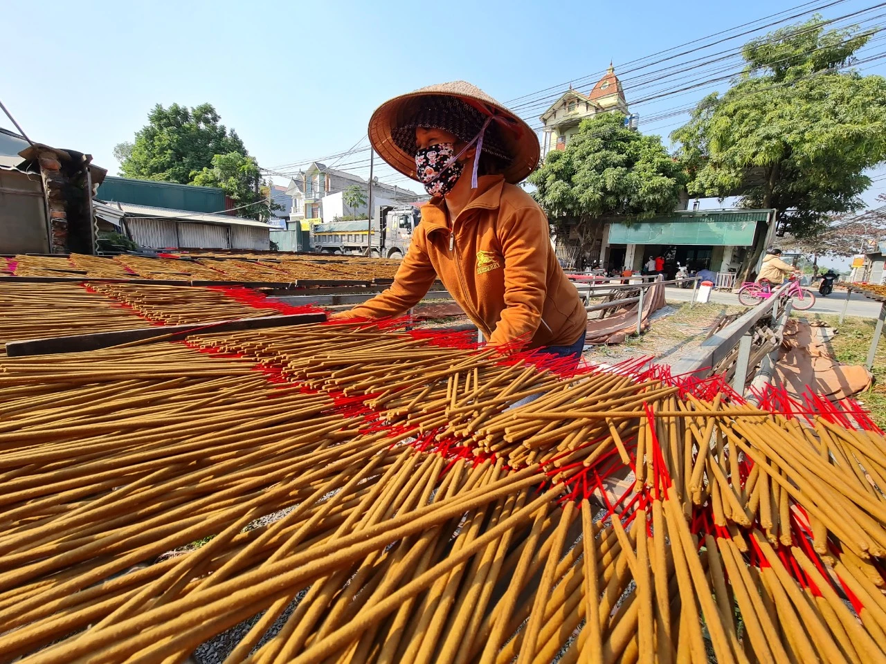 Làng hương trăm tuổi tất bật vào vụ Tết