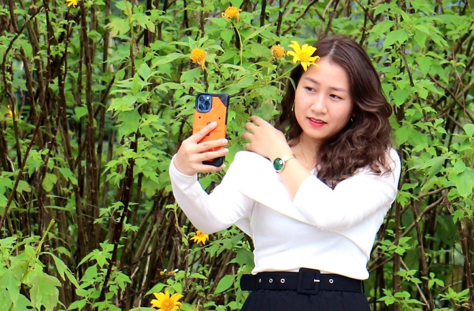 Để có những bức ảnh sống ảo tuyệt đẹp với hoa dã quỳ du khách nên chuẩn bị vài bộ trang phục có tông màu trắng, nâu hay vàng màu hơi vintage một chút. Đừng quên kết hợp thêm cùng với một vài món phụ kiện như mũ, nón, ô để tạo ấn tượng.