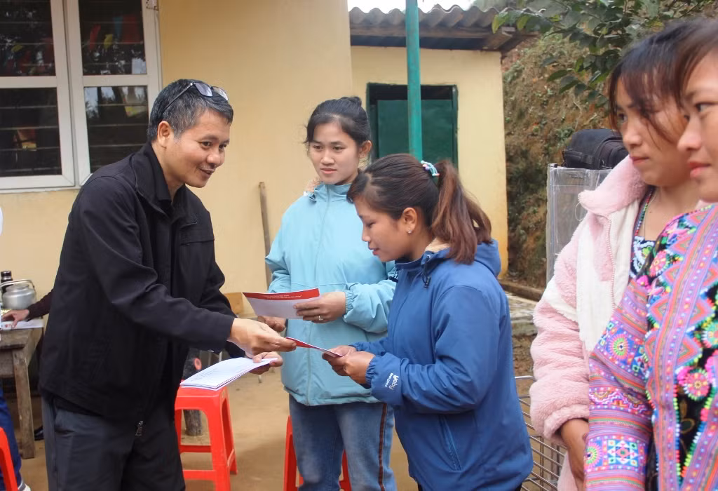 Phó Tổng Biên tập Nguyễn Đức Tuấn trao học bổng cho phụ huynh nhận thay học sinh. Ảnh:TL