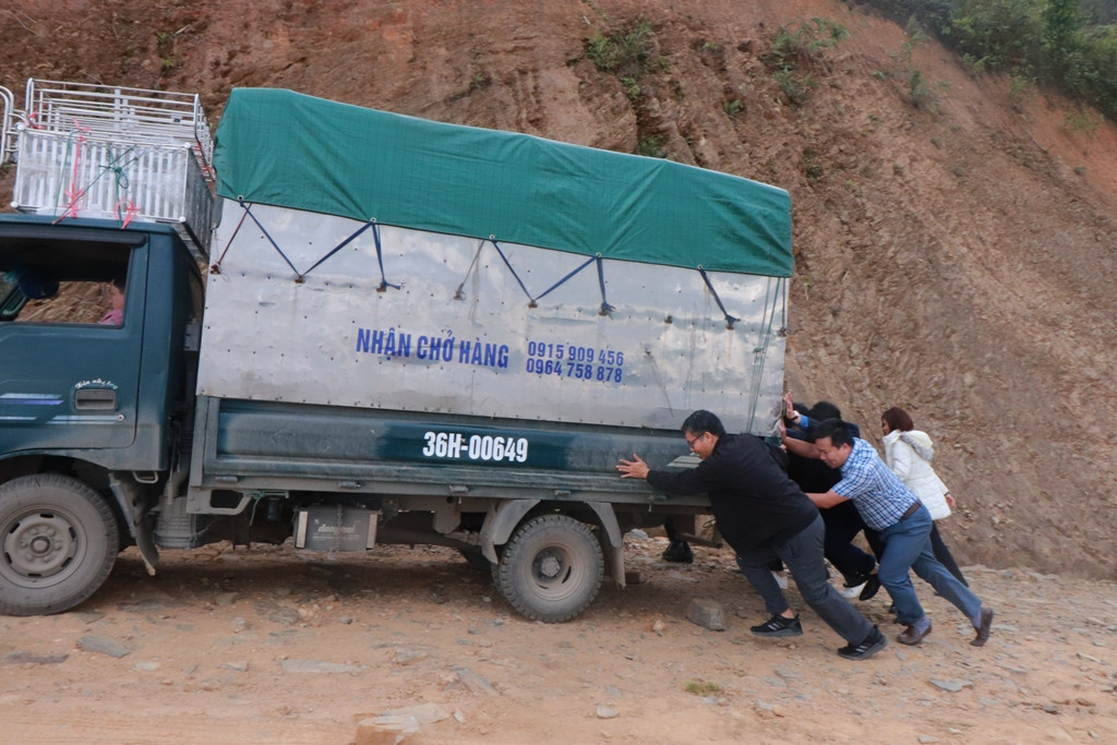 Các thành viên xúm tay đẩy xe. Ảnh: Đăng Chung