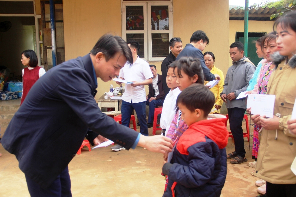 Bí thư Huyện ủy Mường Lát Hà Văn Ca trao học bổng cho học sinh. Ảnh: TL