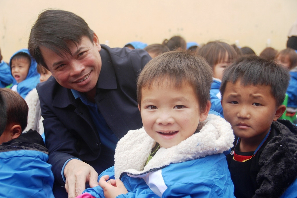 Bí thư Huyện ủy Mường Lát Hà Văn Ca và học sinh Tiểu học ở bản Sài Khao. Ảnh: TL