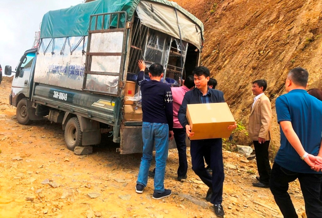 Sang tải để hỗ trợ xe chở hàng lên dốc. Ảnh: Đăng Chung