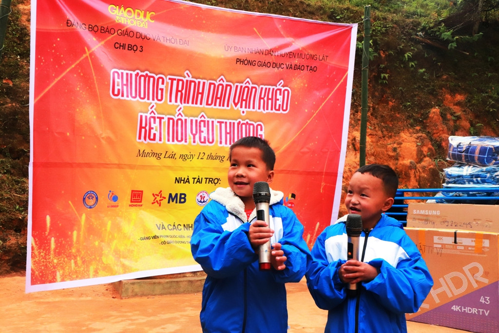 Nhận được nhiều phần quà, học sinh ở bản Sài Khao phấn khởi, xung phong tham gia văn nghệ. Ảnh: Đăng Chung