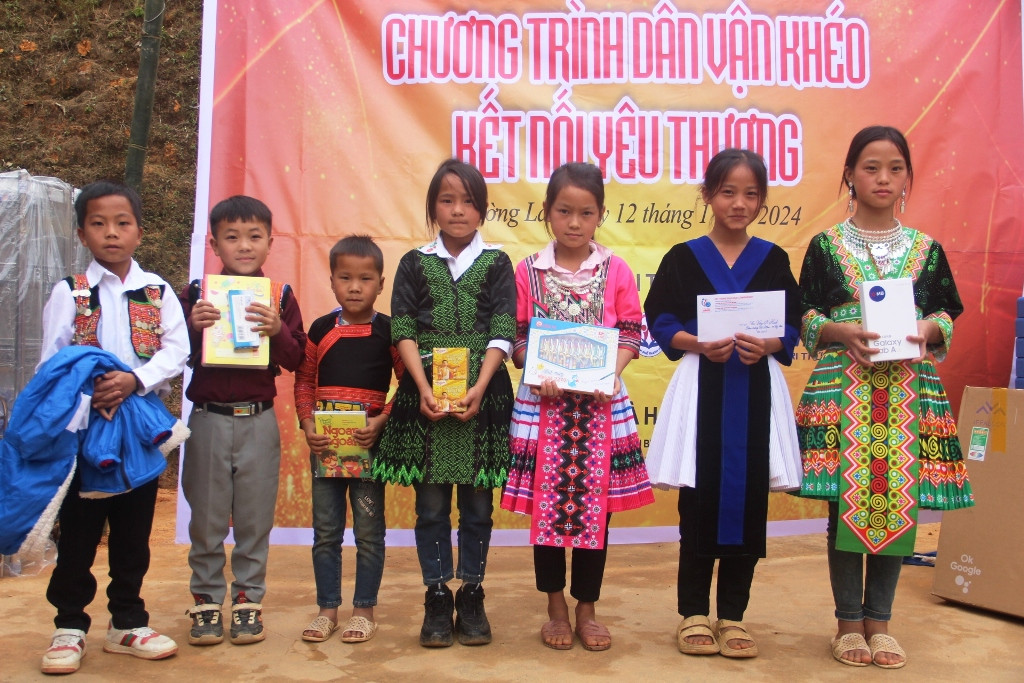 Học sinh Tiểu học ở bản Sài Khao nhận quà. Ảnh: TL